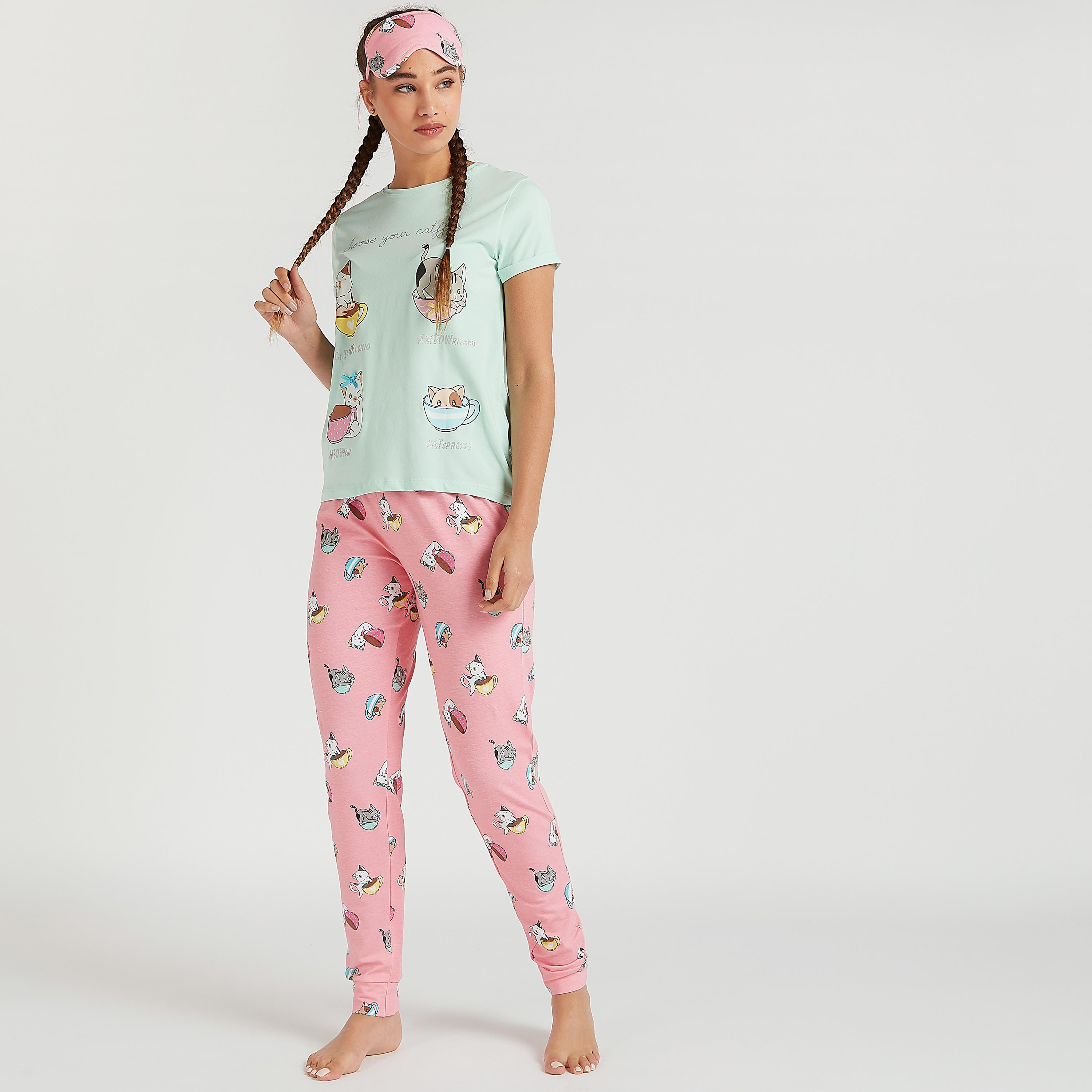 طقم من بنطلون بيجاما طويل وتيشيرت بطبعات-women-clothing-nightwear-pyjamas-longsets-image-1