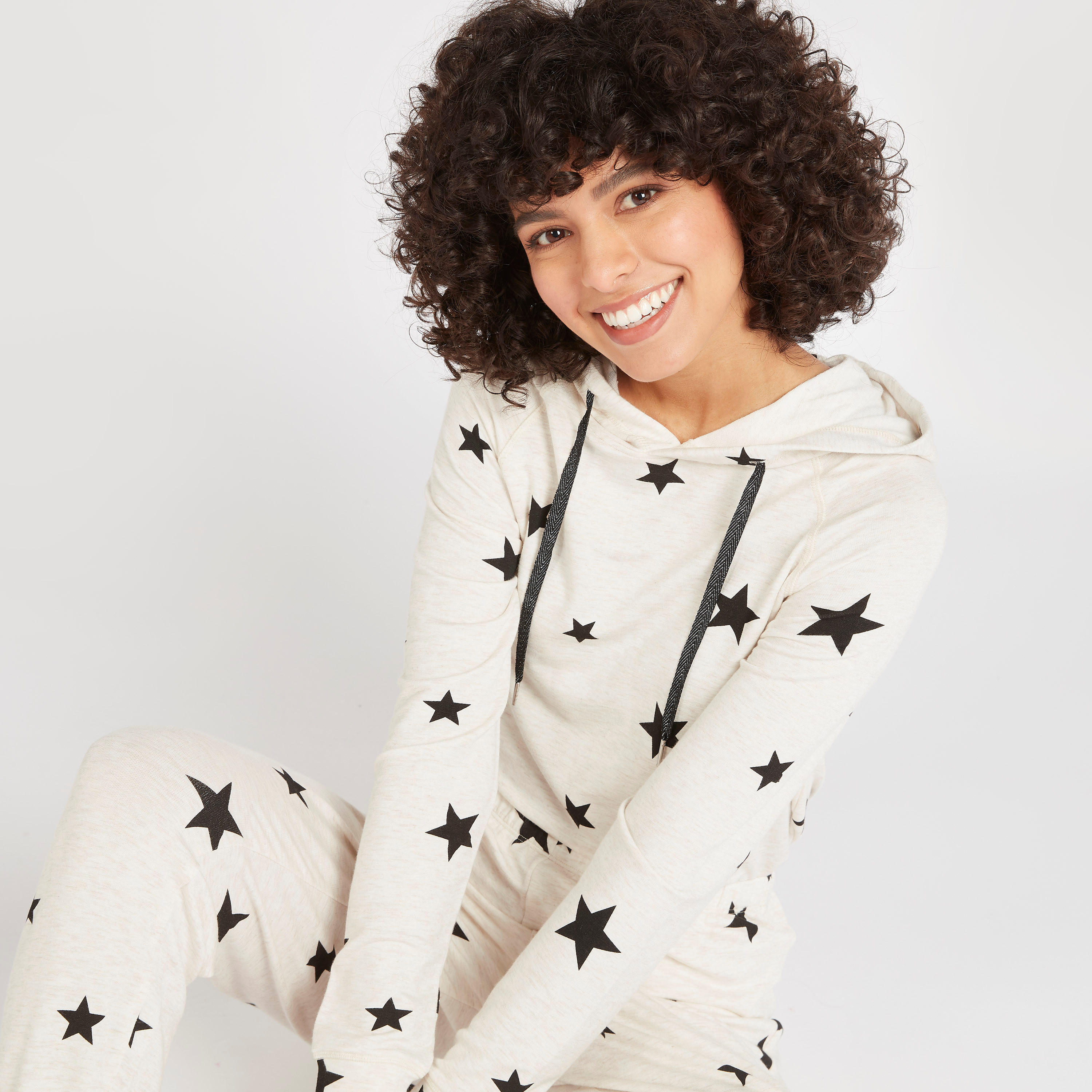 طقم سويت شيرت بقبعة وطبعات نجوم وبنطلون رياضي-women-clothing-nightwear-pyjamas-longsets-image-1