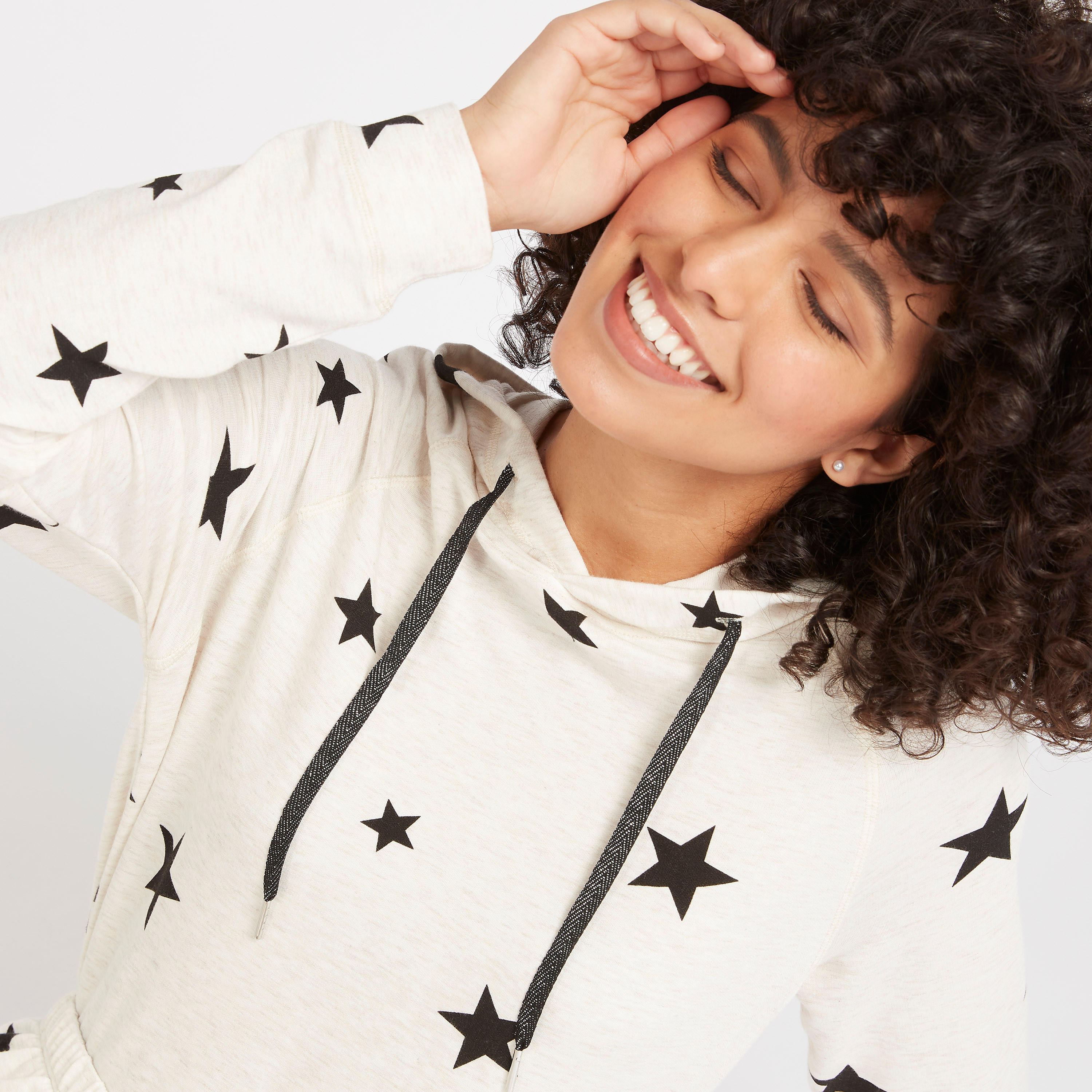 طقم سويت شيرت بقبعة وطبعات نجوم وبنطلون رياضي-women-clothing-nightwear-pyjamas-longsets-image-2