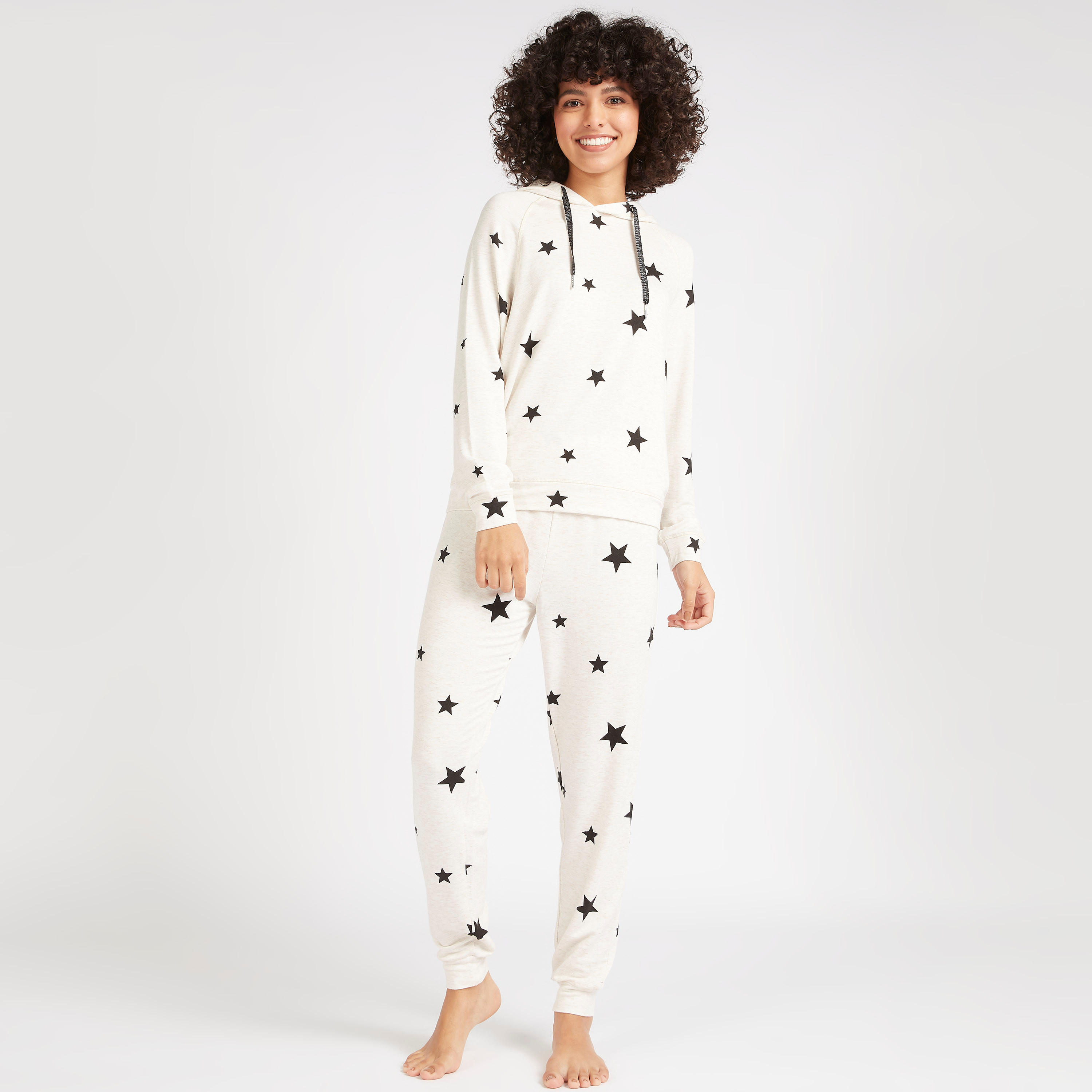 طقم سويت شيرت بقبعة وطبعات نجوم وبنطلون رياضي-women-clothing-nightwear-pyjamas-longsets-image-3