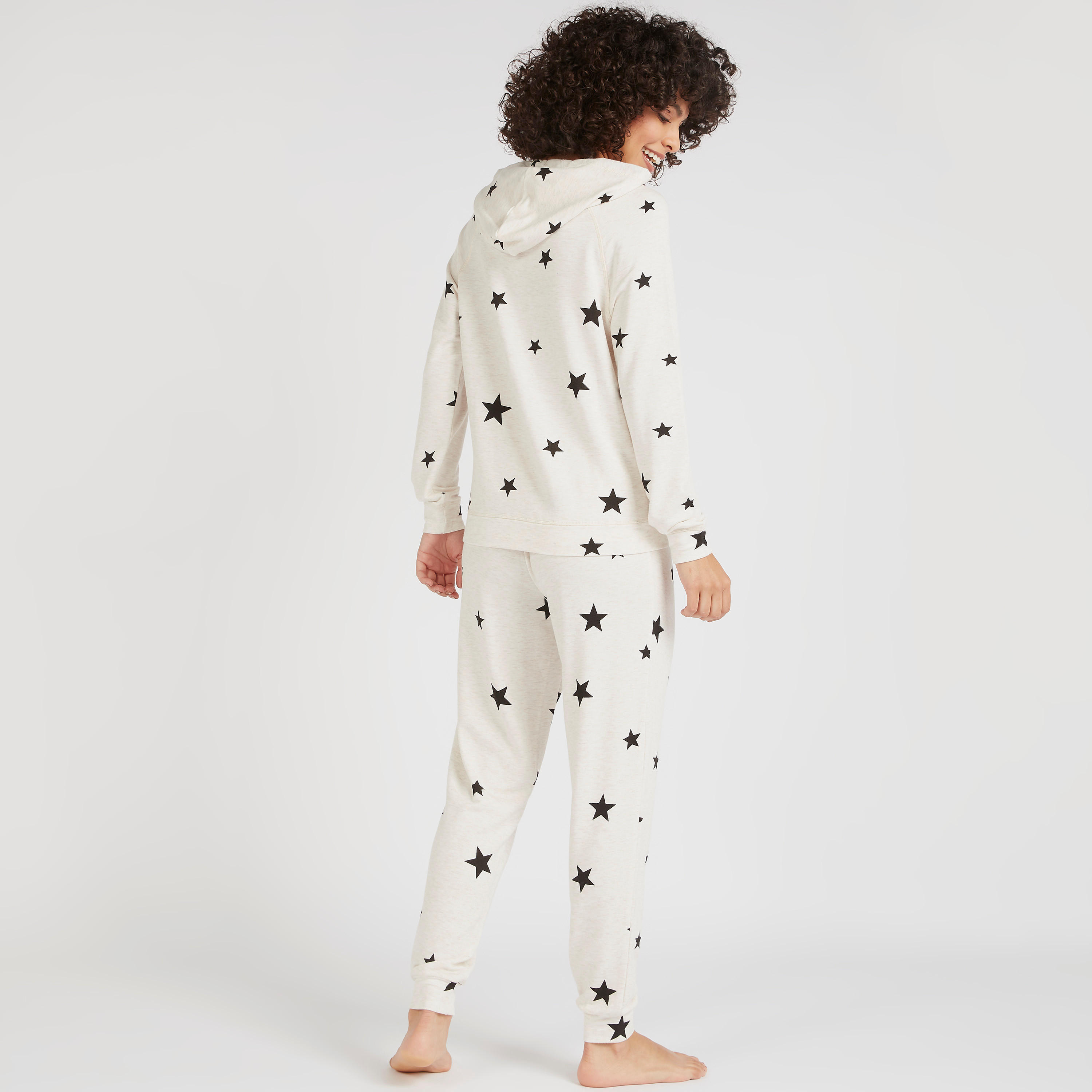 طقم سويت شيرت بقبعة وطبعات نجوم وبنطلون رياضي-women-clothing-nightwear-pyjamas-longsets-image-4