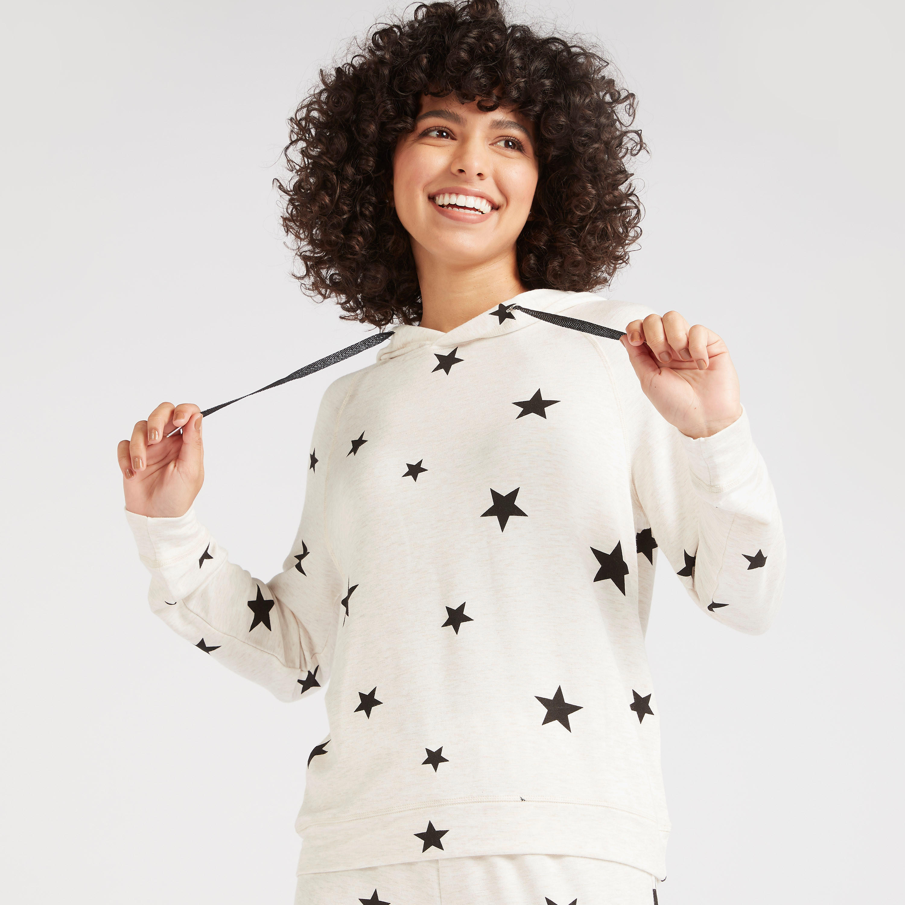 طقم سويت شيرت بقبعة وطبعات نجوم وبنطلون رياضي-women-clothing-nightwear-pyjamas-longsets-image-5