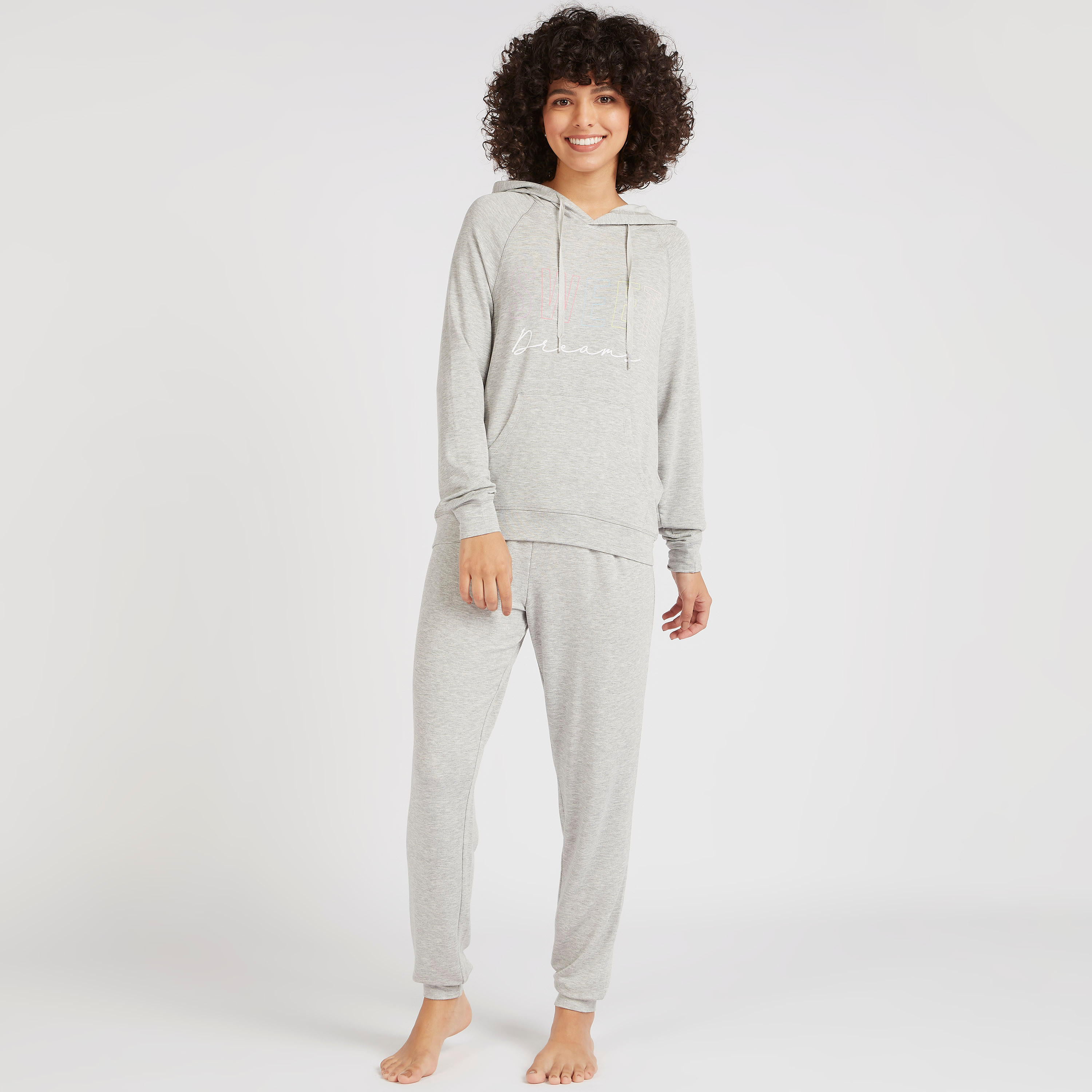 طقم بنطلون بيجاما طويل وسويت شيرت بقبّعة وطبعات-women-clothing-nightwear-pyjamas-longsets-image-1