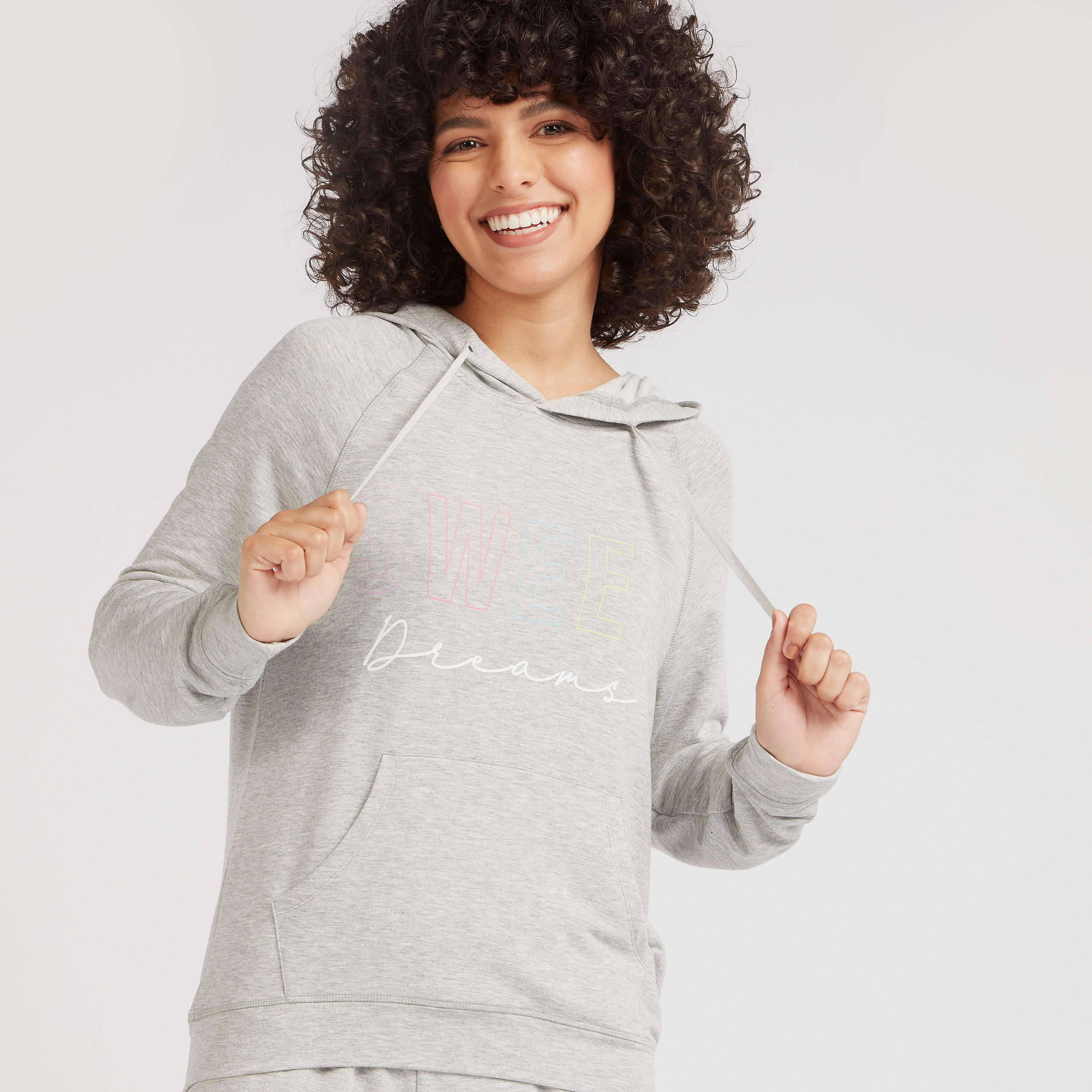 طقم بنطلون بيجاما طويل وسويت شيرت بقبّعة وطبعات-women-clothing-nightwear-pyjamas-longsets-image-2