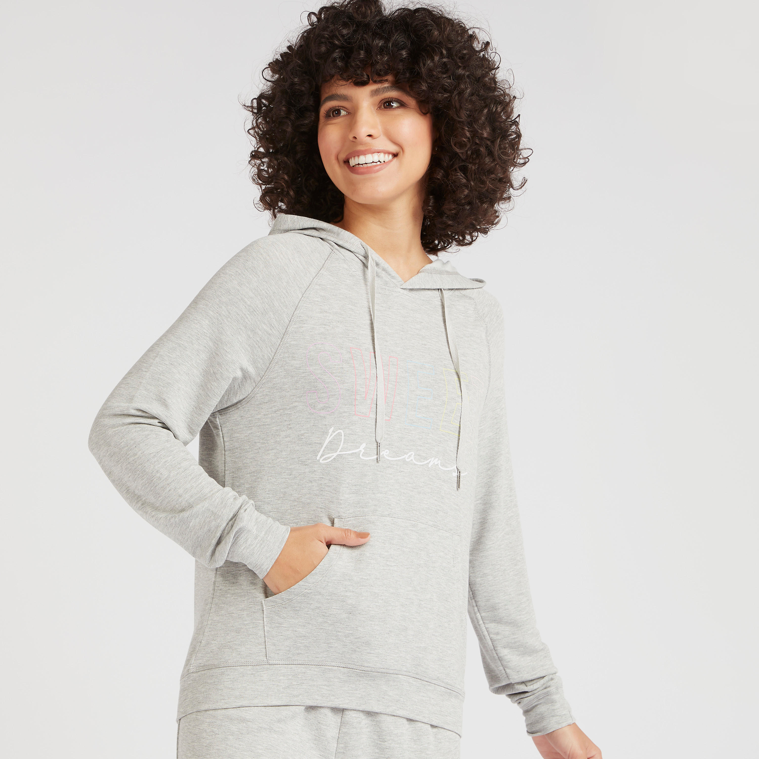 طقم بنطلون بيجاما طويل وسويت شيرت بقبّعة وطبعات-women-clothing-nightwear-pyjamas-longsets-image-6