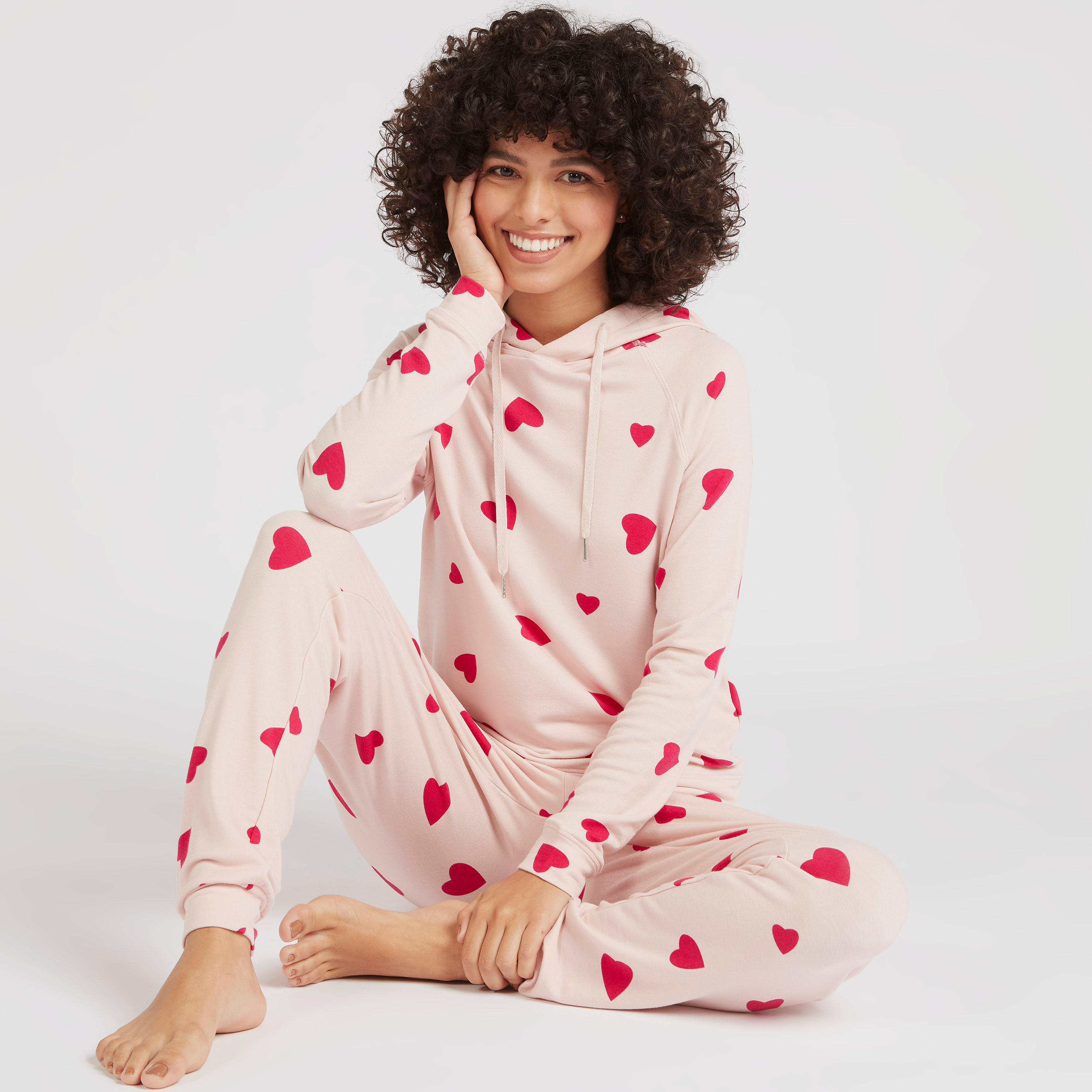 طقم سويت شيرت بقبعة وطبعات قلب وبنطلون رياضي طويل-women-clothing-nightwear-pyjamas-longsets-image-1