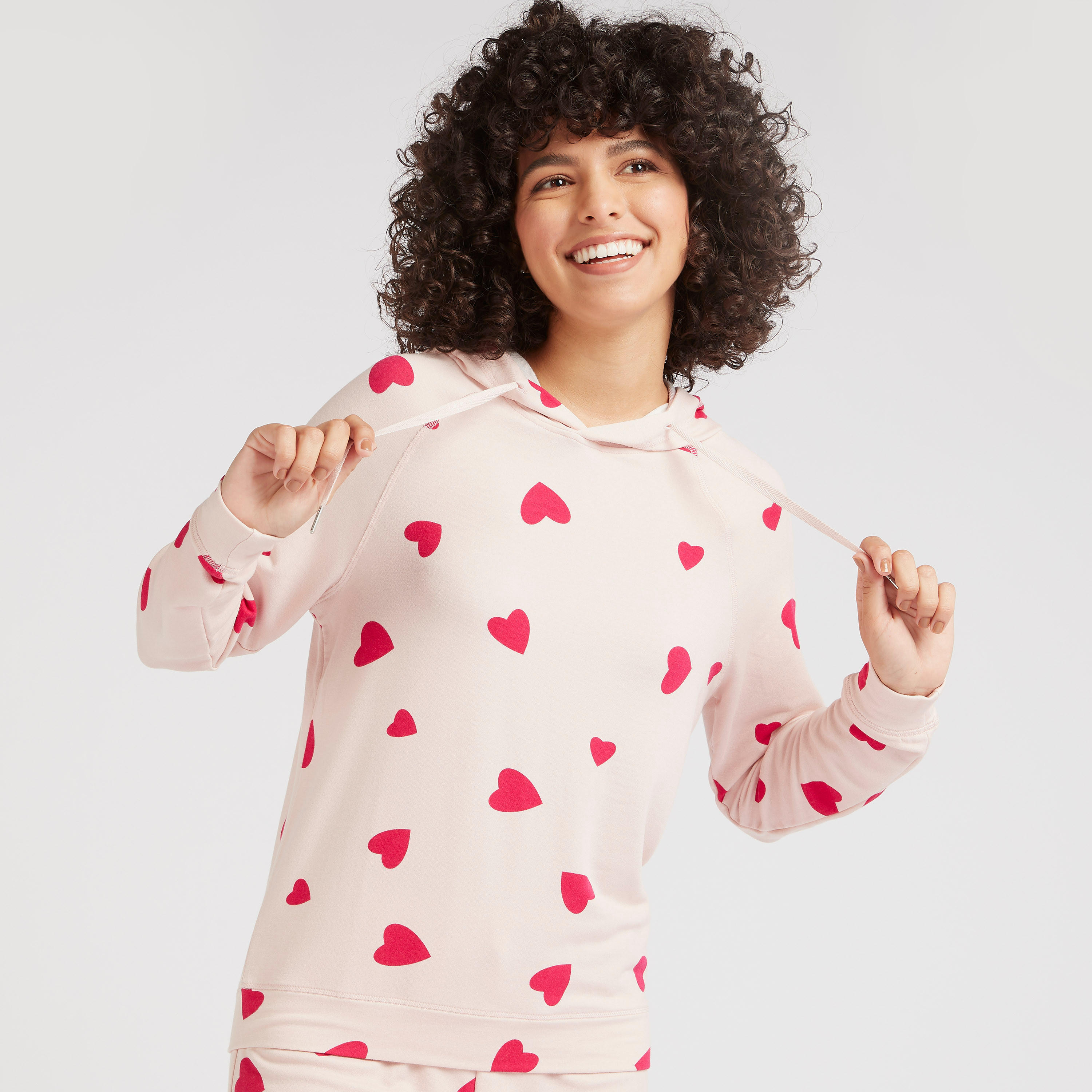 طقم سويت شيرت بقبعة وطبعات قلب وبنطلون رياضي طويل-women-clothing-nightwear-pyjamas-longsets-image-3