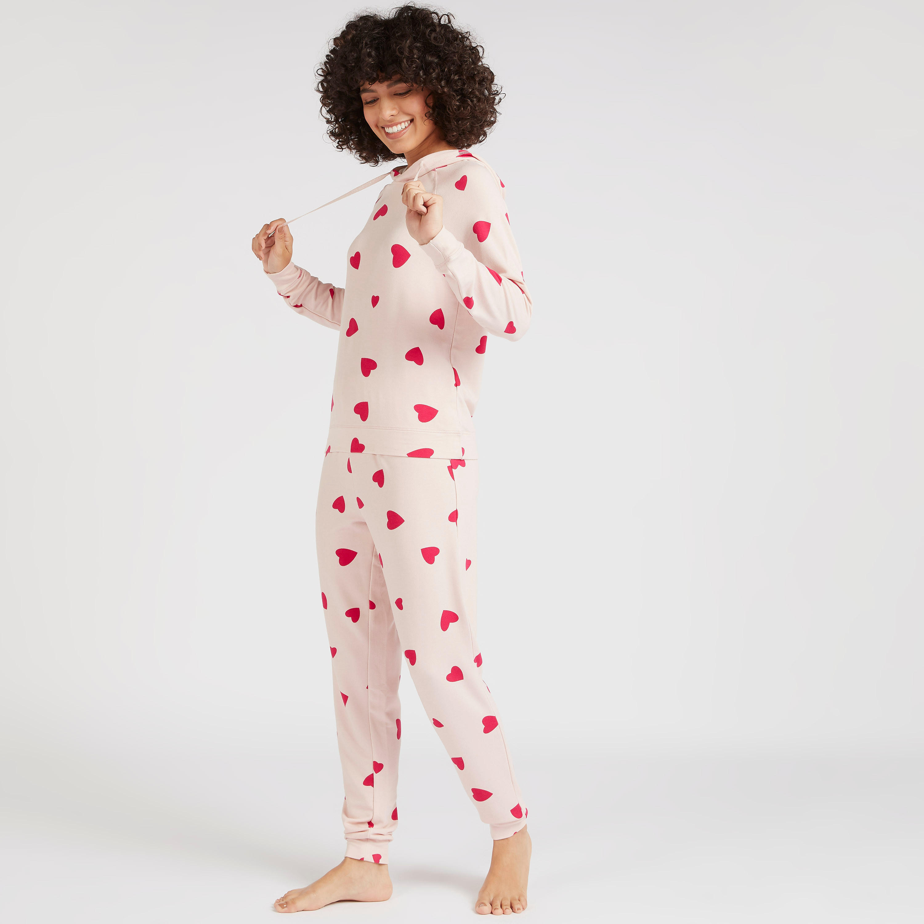 طقم سويت شيرت بقبعة وطبعات قلب وبنطلون رياضي طويل-women-clothing-nightwear-pyjamas-longsets-image-6