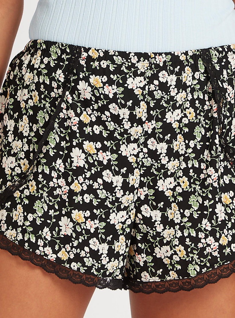 شورت بطبعات أزهار وخصر مطّاطي وتفاصيل دانتيل-women-clothing-nightwear-pyjamas-bottoms-image-3