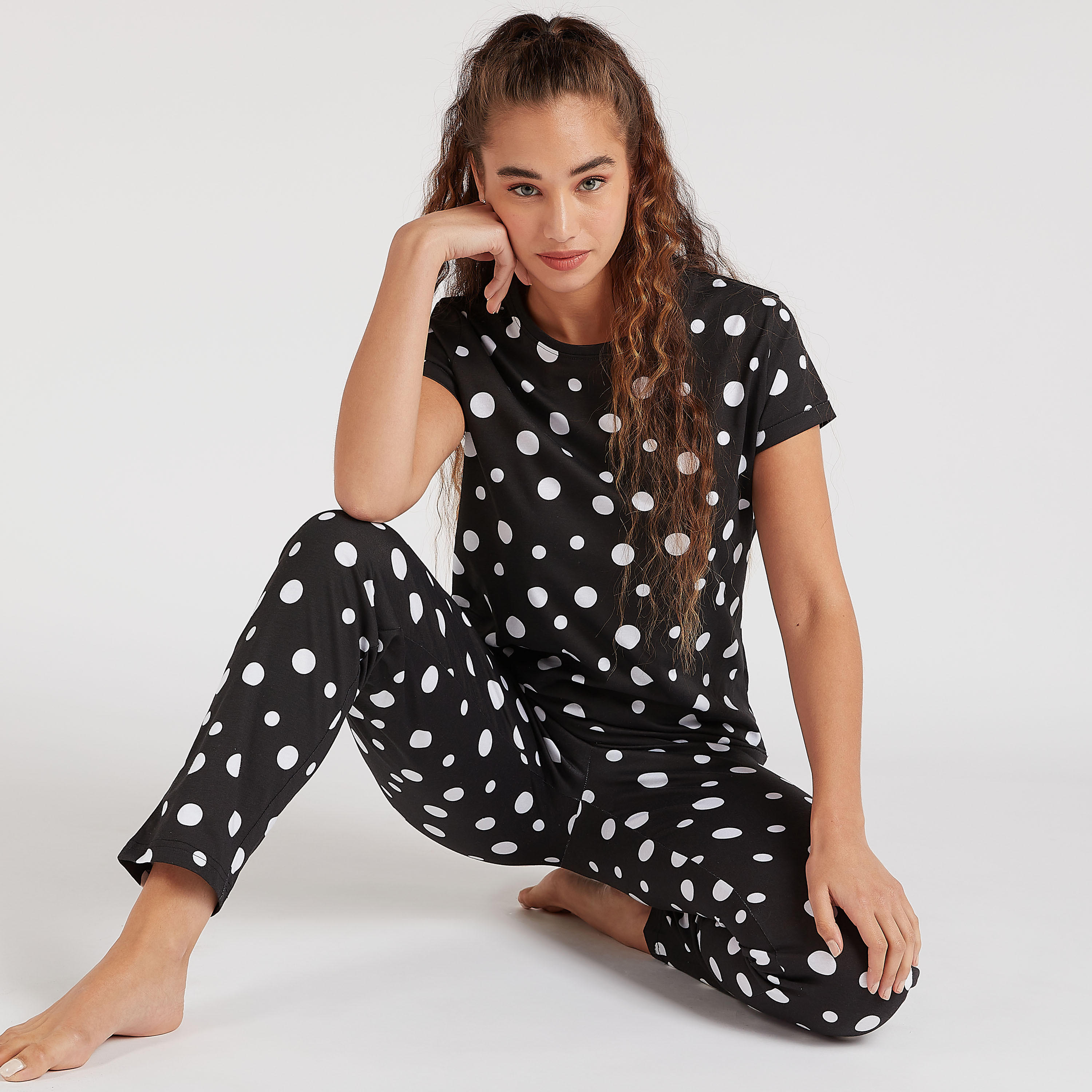 طقم بنطلون بيجاما وتيشيرت منقط بياقة ضيقة-women-clothing-nightwear-pyjamas-longsets-image-1