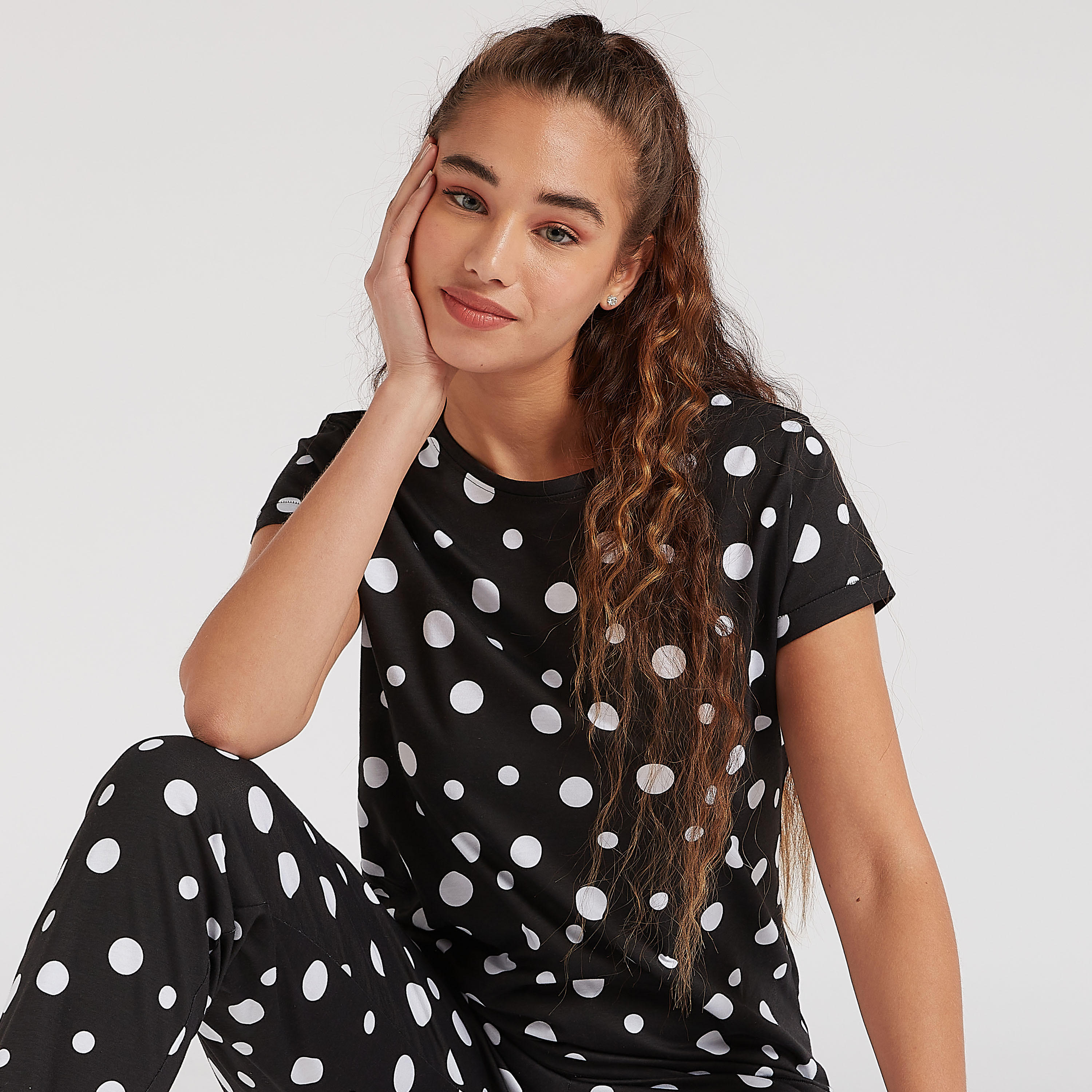 طقم بنطلون بيجاما وتيشيرت منقط بياقة ضيقة-women-clothing-nightwear-pyjamas-longsets-image-3