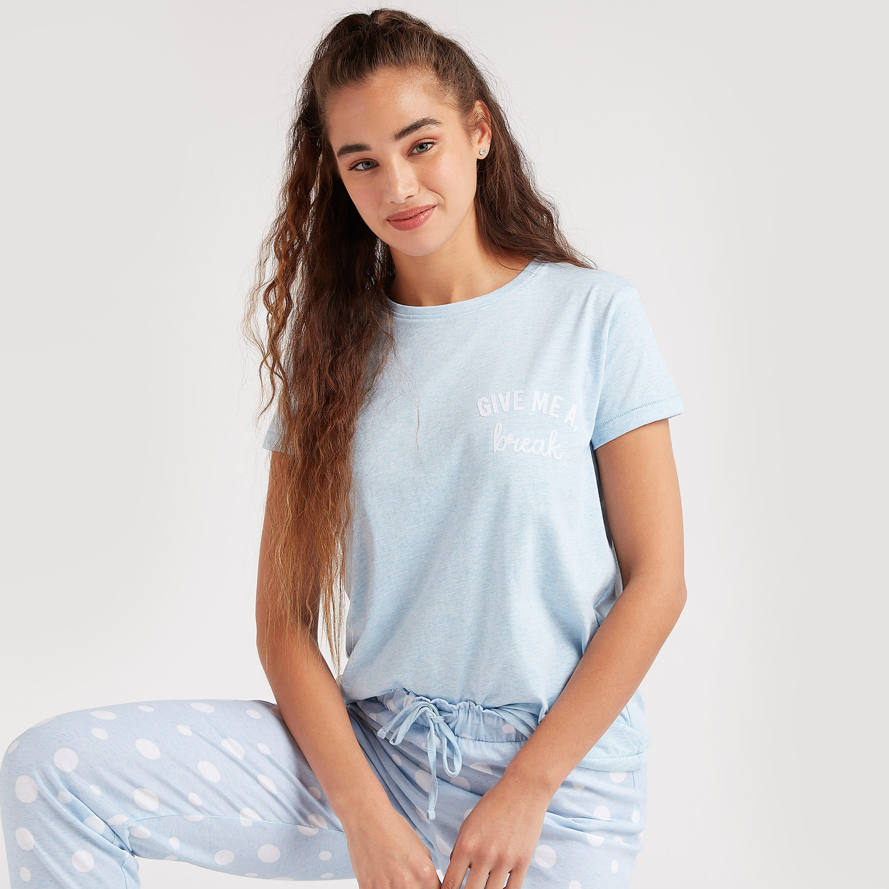 طقم بنطلون بيجاما منقّط وتيشيرت بياقة ضيّقة وطبعات-women-clothing-nightwear-pyjamas-longsets-image-1