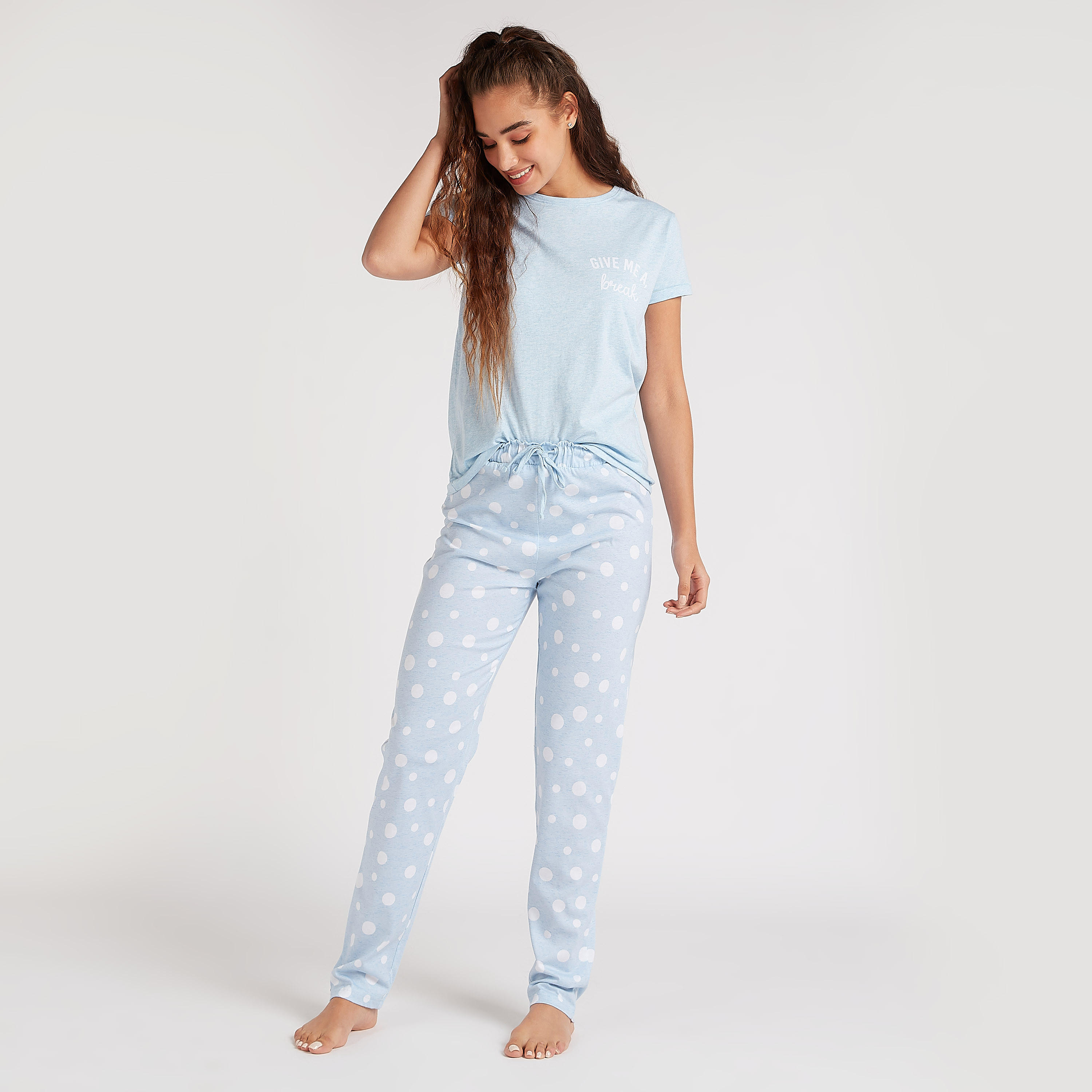 طقم بنطلون بيجاما منقّط وتيشيرت بياقة ضيّقة وطبعات-women-clothing-nightwear-pyjamas-longsets-image-2