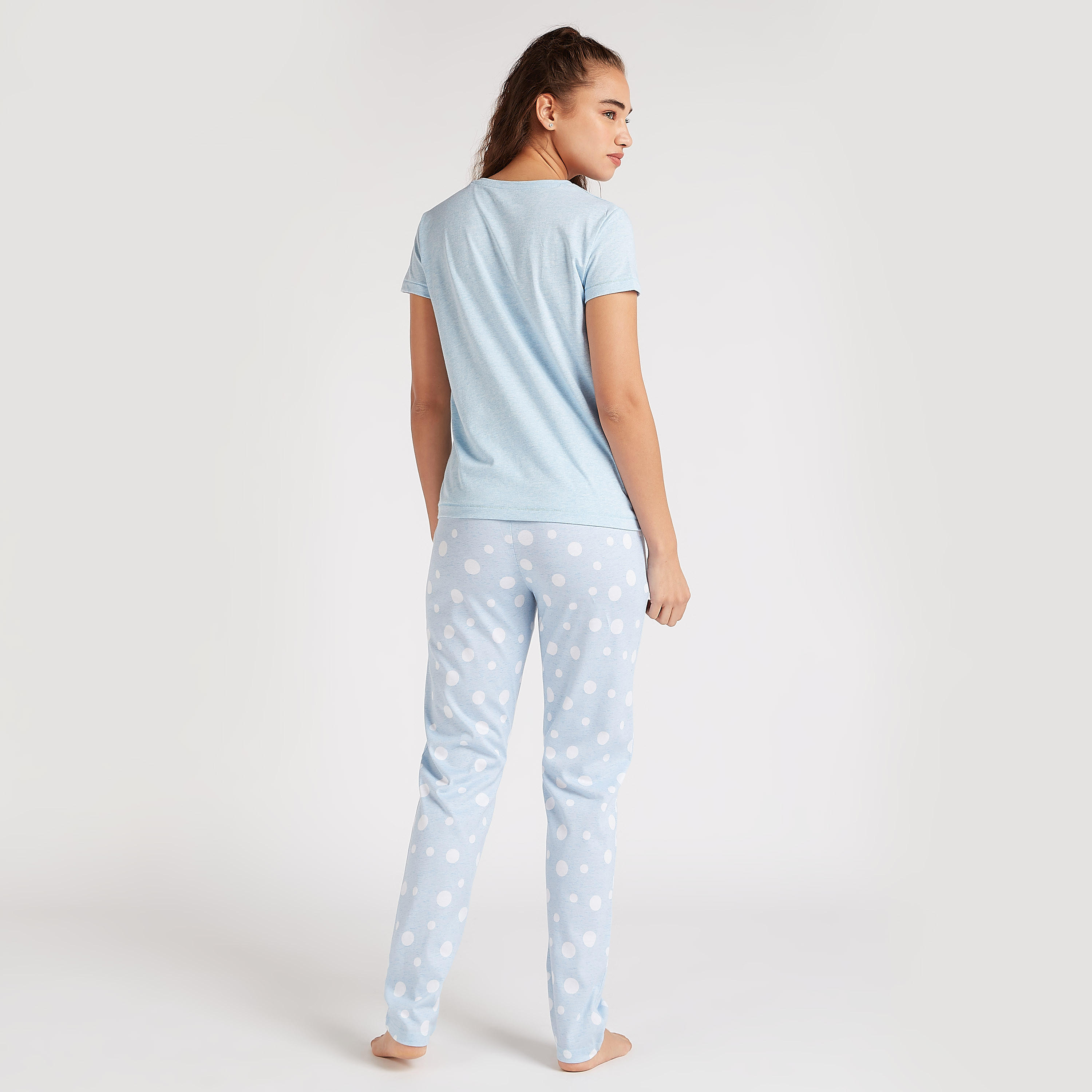 طقم بنطلون بيجاما منقّط وتيشيرت بياقة ضيّقة وطبعات-women-clothing-nightwear-pyjamas-longsets-image-3