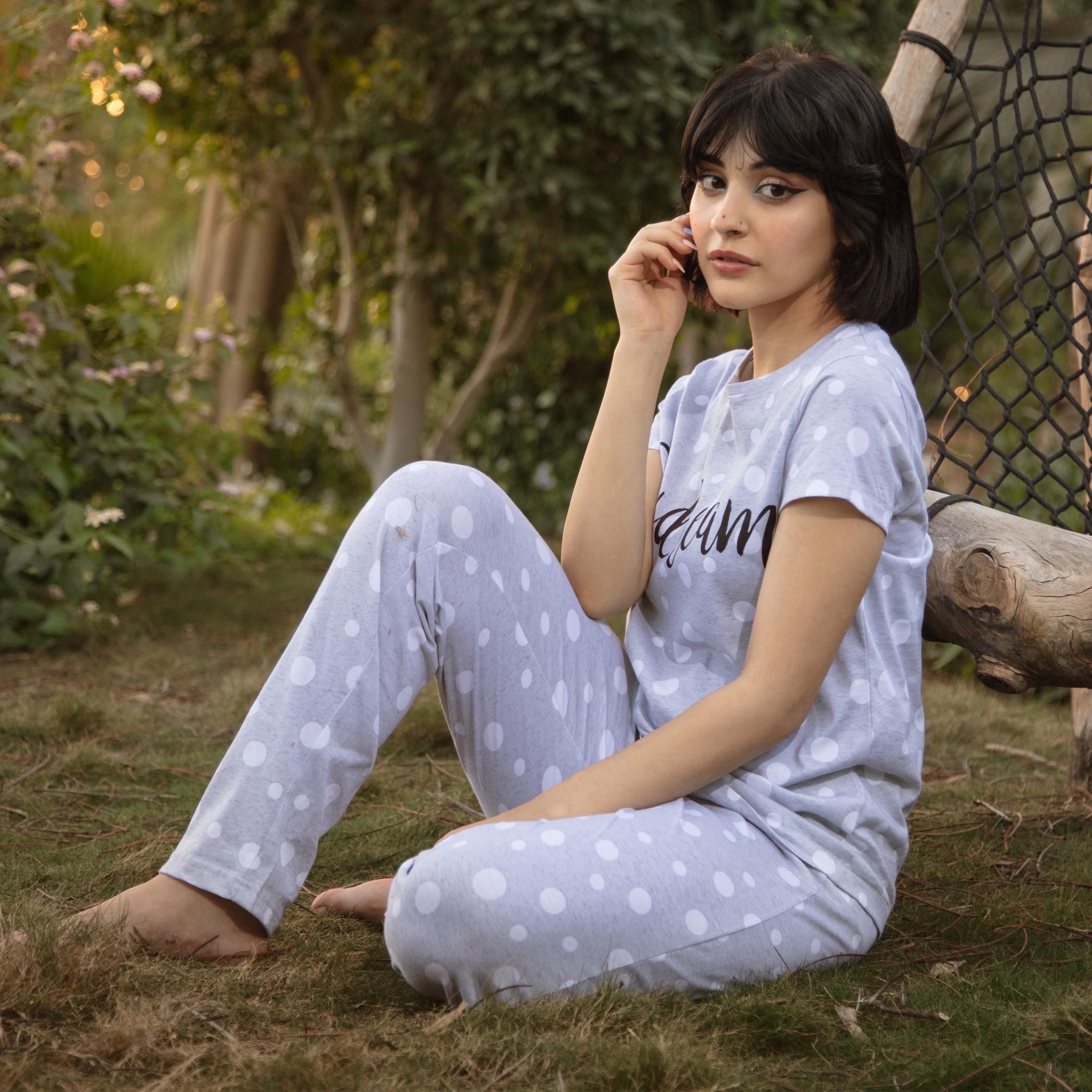 طقم بنطلون بيجاما وتيشيرت منقط بياقة ضيقة-women-clothing-nightwear-pyjamas-longsets-image-1