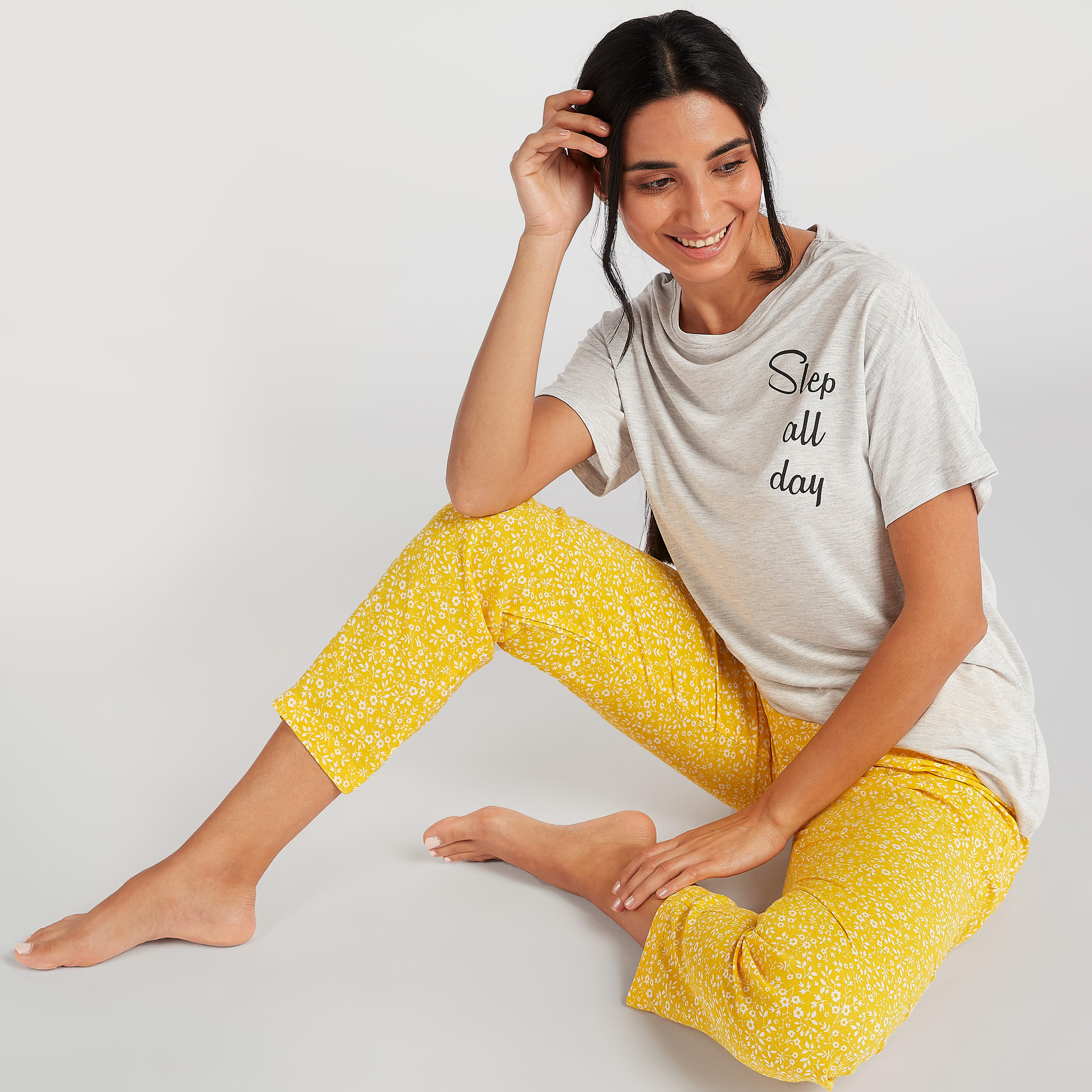 طقم من بنطلون بيجاما طويل وتيشيرت بطبعات-women-clothing-nightwear-pyjamas-longsets-image-1
