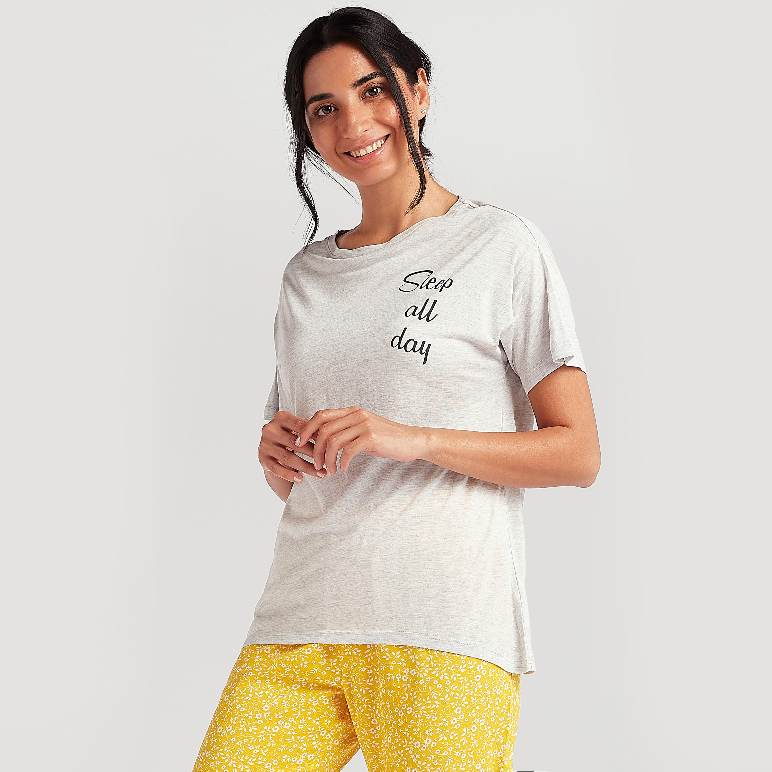طقم من بنطلون بيجاما طويل وتيشيرت بطبعات-women-clothing-nightwear-pyjamas-longsets-image-2