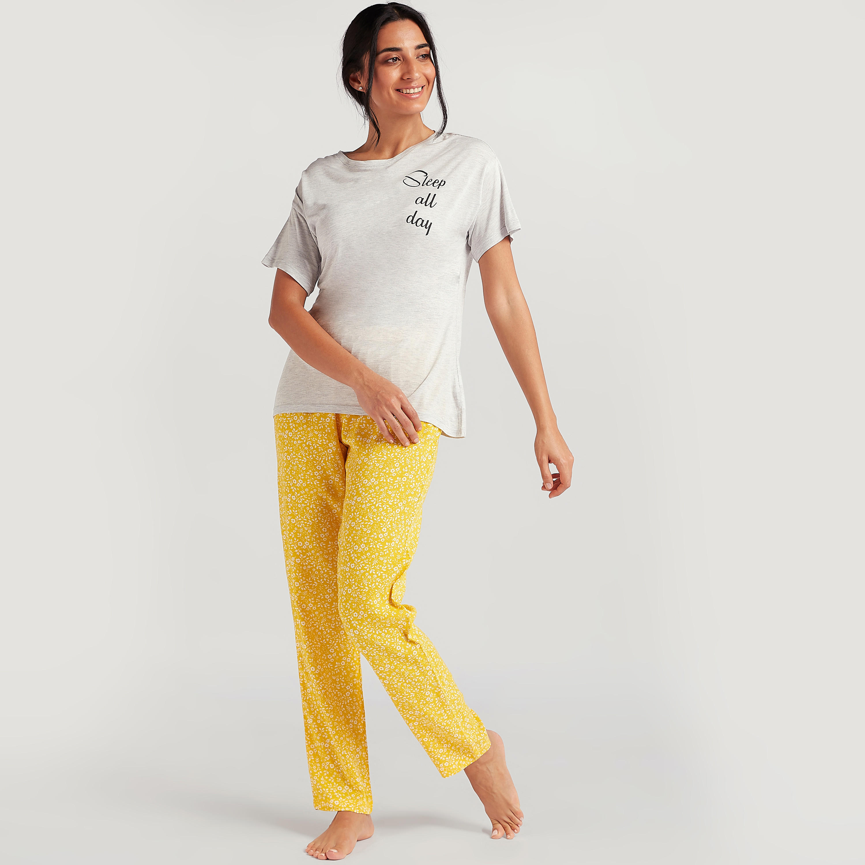 طقم من بنطلون بيجاما طويل وتيشيرت بطبعات-women-clothing-nightwear-pyjamas-longsets-image-3
