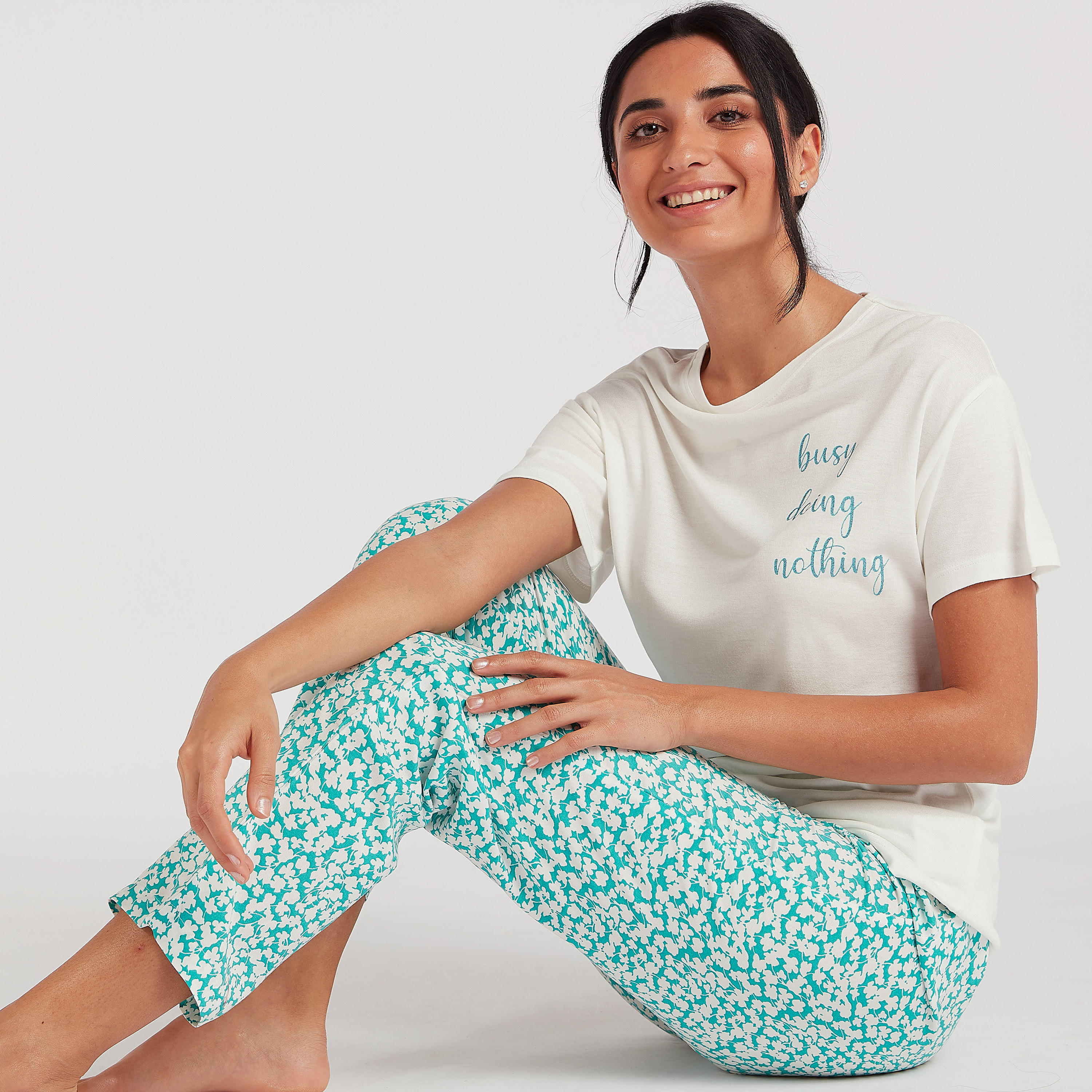 طقم من بنطلون بيجاما طويل وتيشيرت بياقة ضيقة وطبعات-women-clothing-nightwear-pyjamas-longsets-image-1