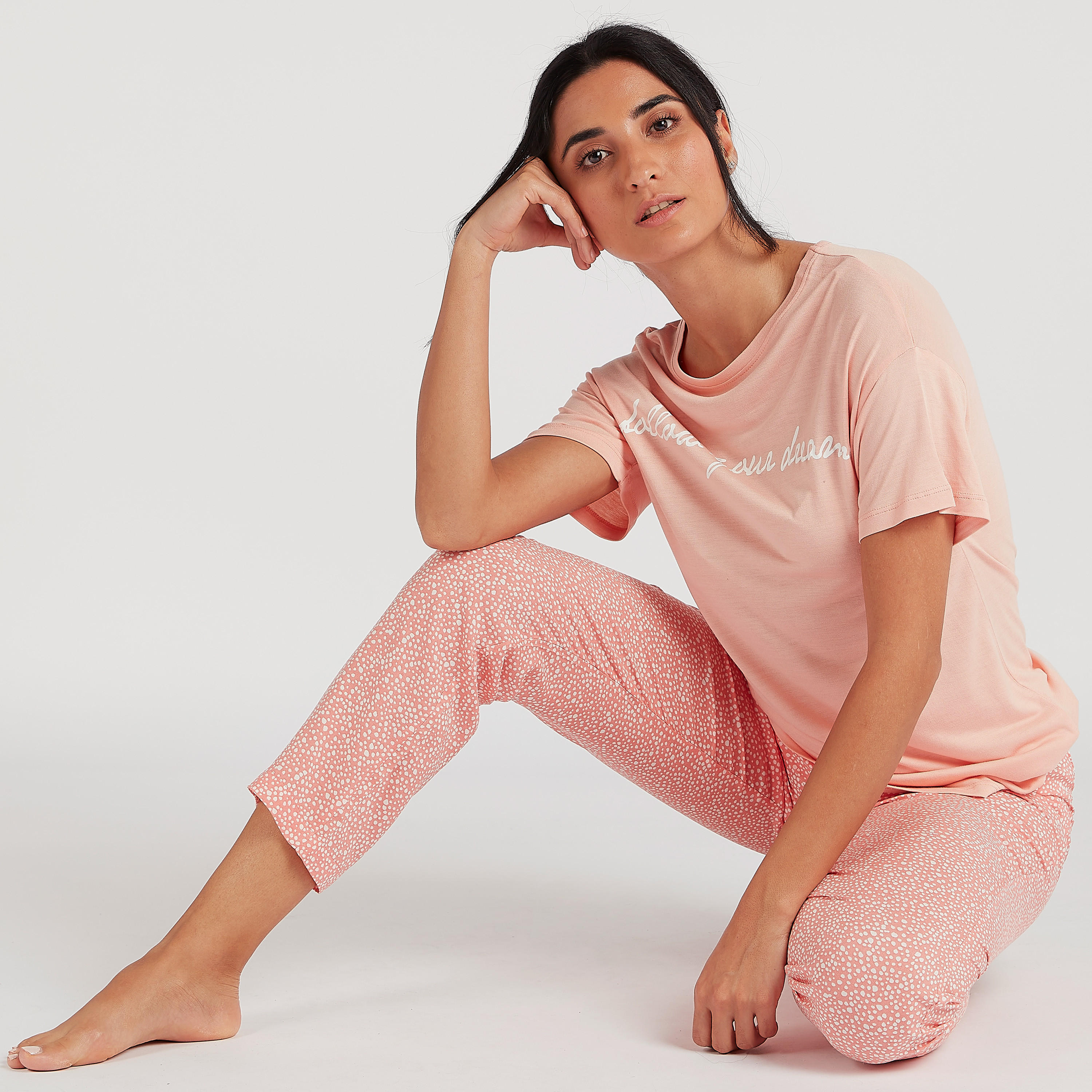 طقم من بنطلون بيجاما طويل وتيشيرت بياقة ضيقة وطبعات-women-clothing-nightwear-pyjamas-longsets-image-4