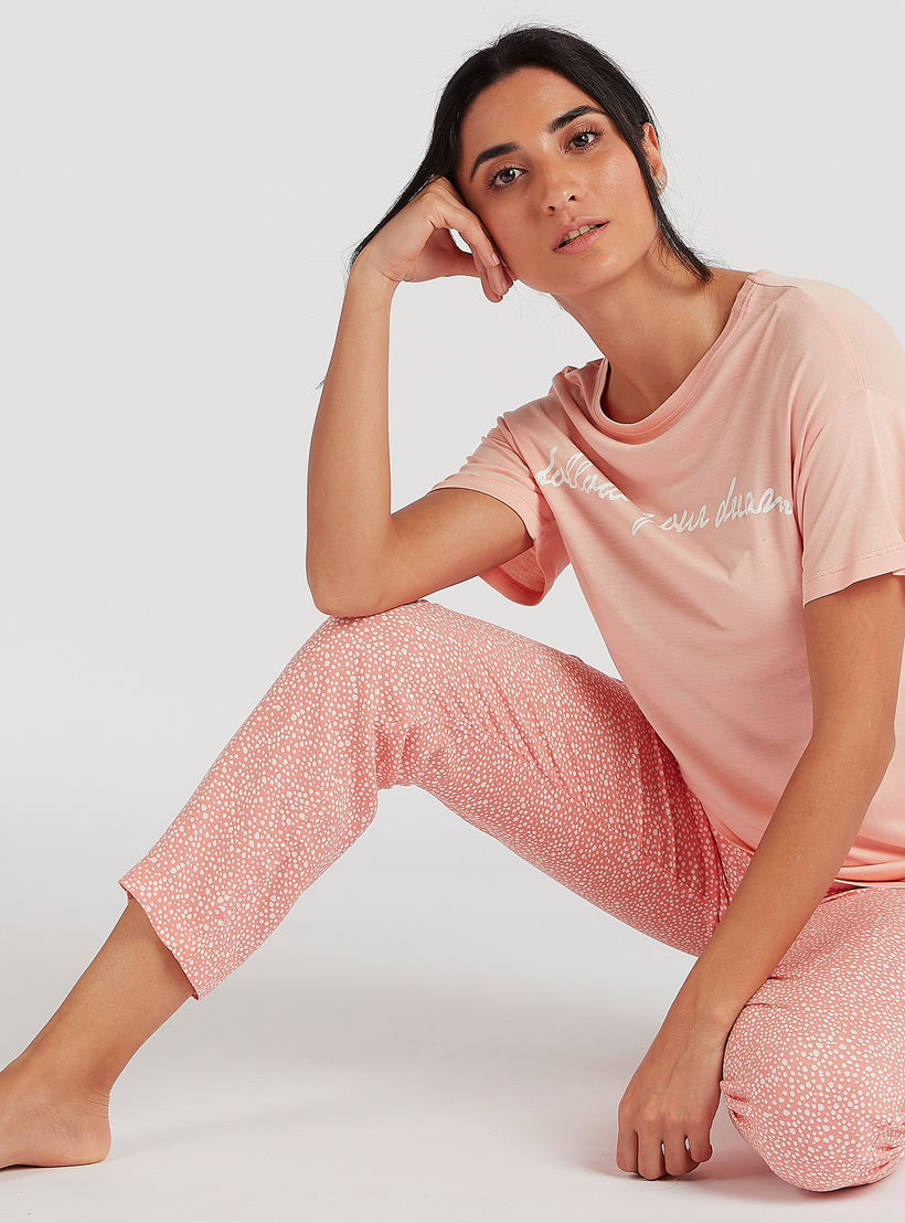 طقم من بنطلون بيجاما طويل وتيشيرت بياقة ضيقة وطبعات-women-clothing-nightwear-pyjamas-longsets-image-4
