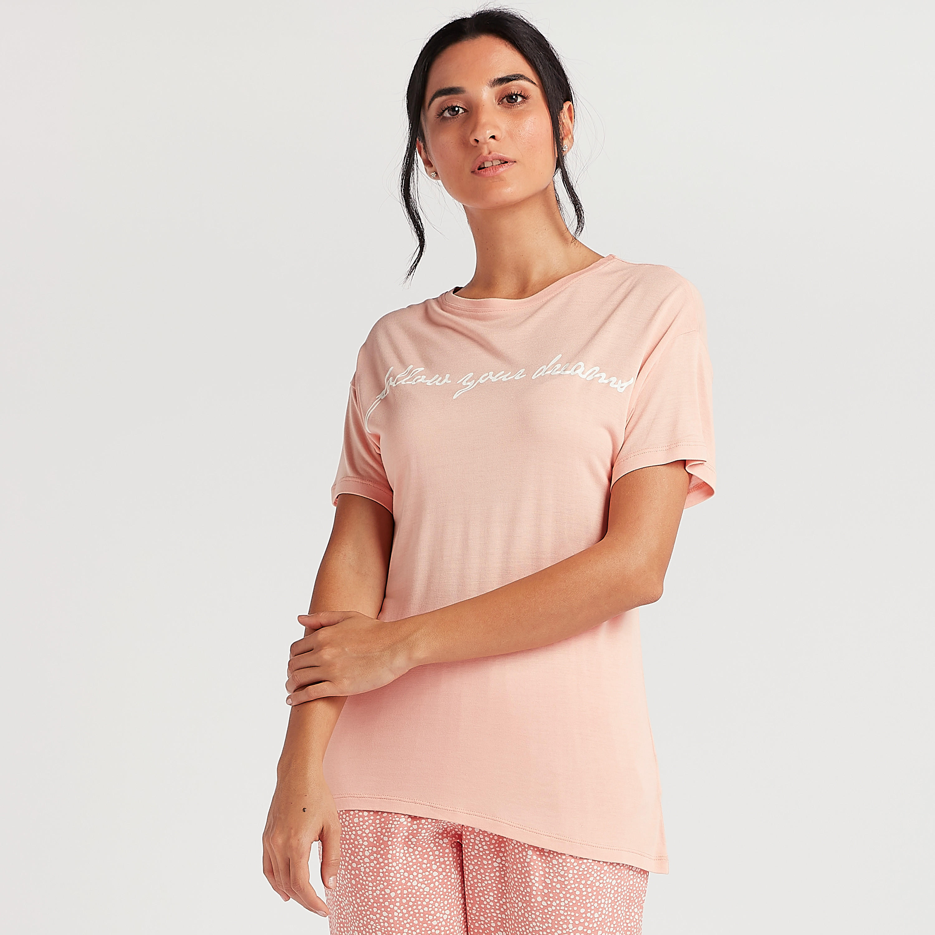 طقم من بنطلون بيجاما طويل وتيشيرت بياقة ضيقة وطبعات-women-clothing-nightwear-pyjamas-longsets-image-3