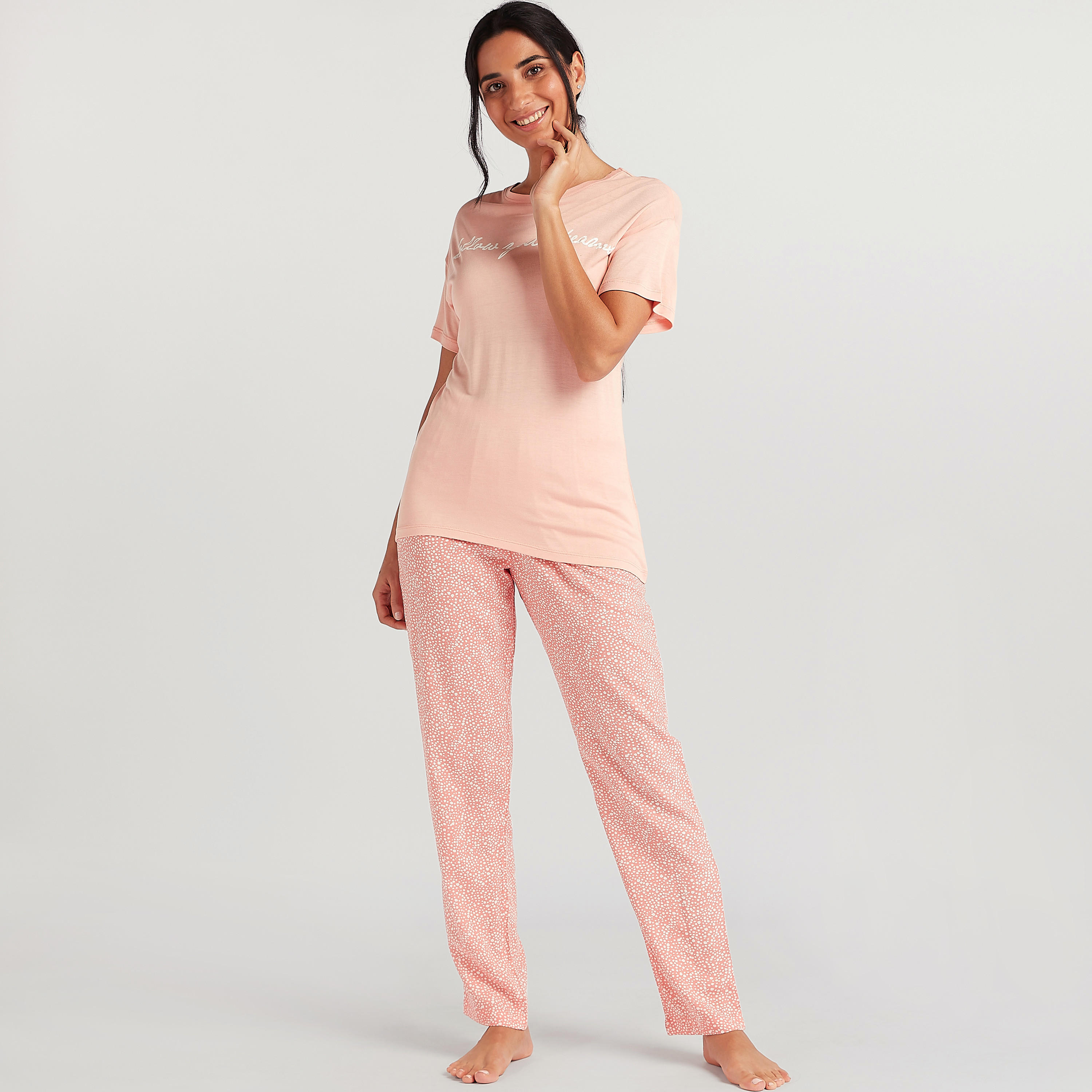 طقم من بنطلون بيجاما طويل وتيشيرت بياقة ضيقة وطبعات-women-clothing-nightwear-pyjamas-longsets-image-2