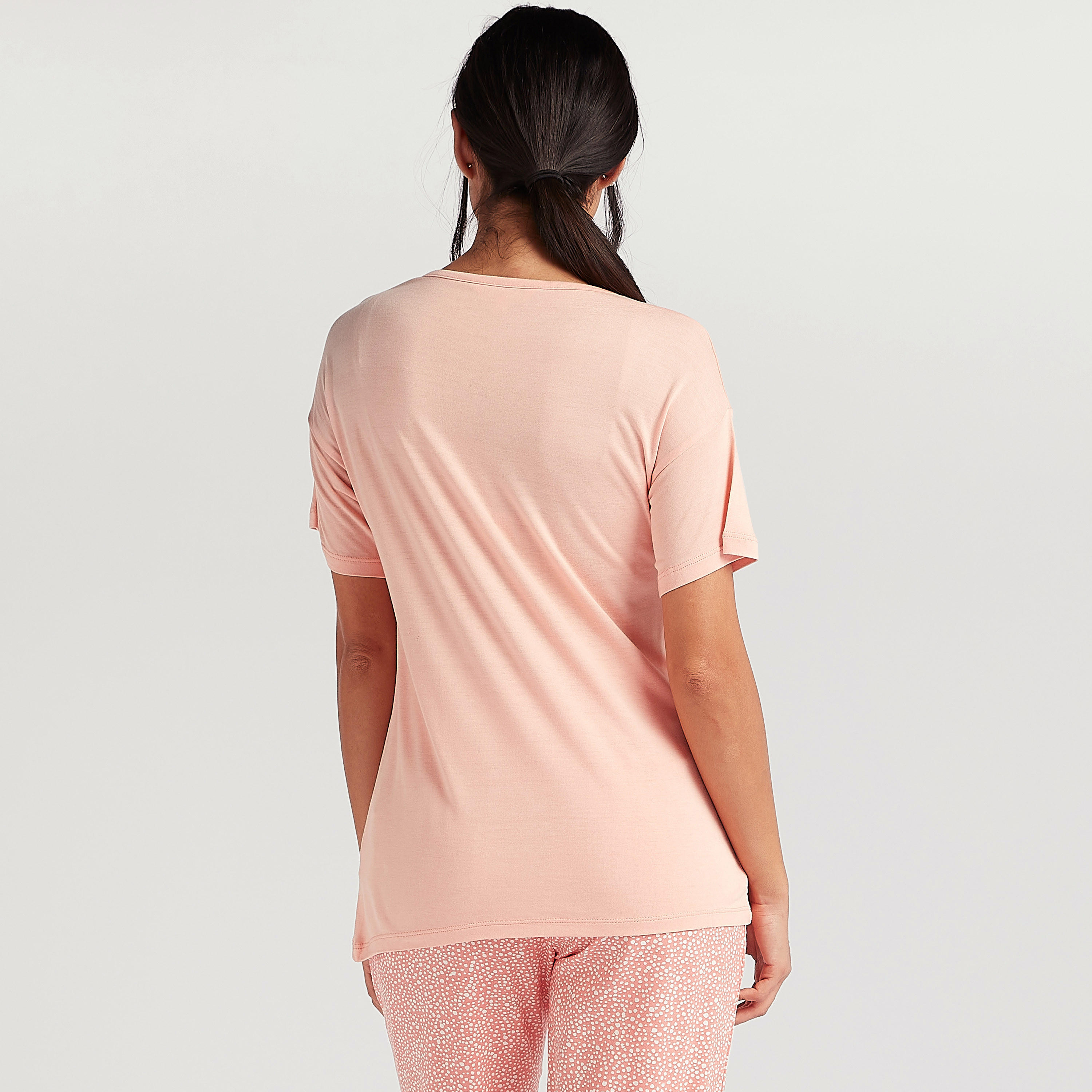 طقم من بنطلون بيجاما طويل وتيشيرت بياقة ضيقة وطبعات-women-clothing-nightwear-pyjamas-longsets-image-1