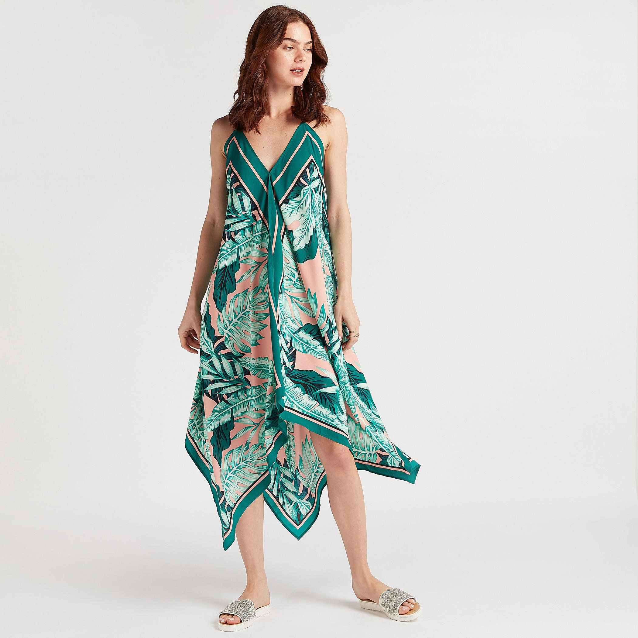 فستان شاطئ بطبعات أزهار وأحزمة رفيعة وياقة V-women-clothing-swimandbeach-beachwear-image-1