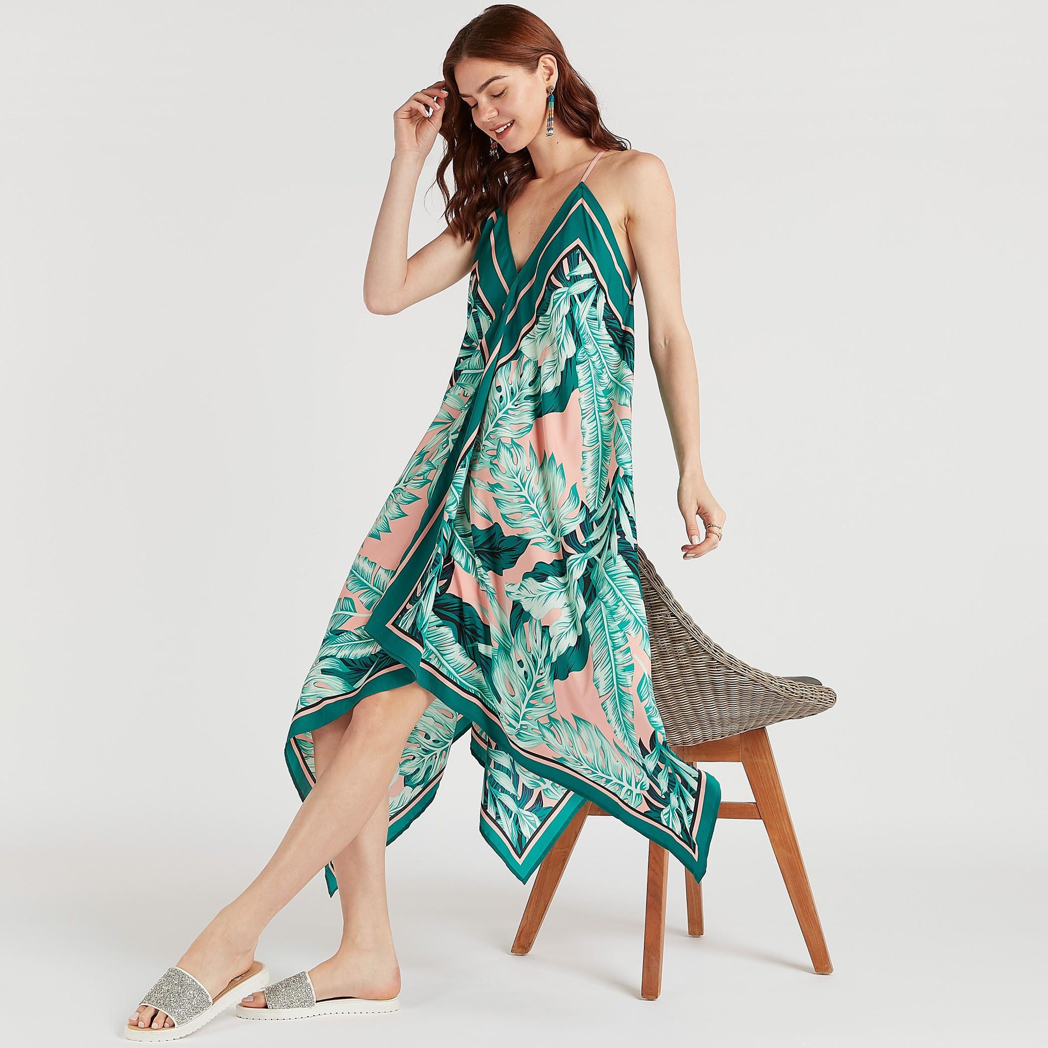 فستان شاطئ بطبعات أزهار وأحزمة رفيعة وياقة V-women-clothing-swimandbeach-beachwear-image-2