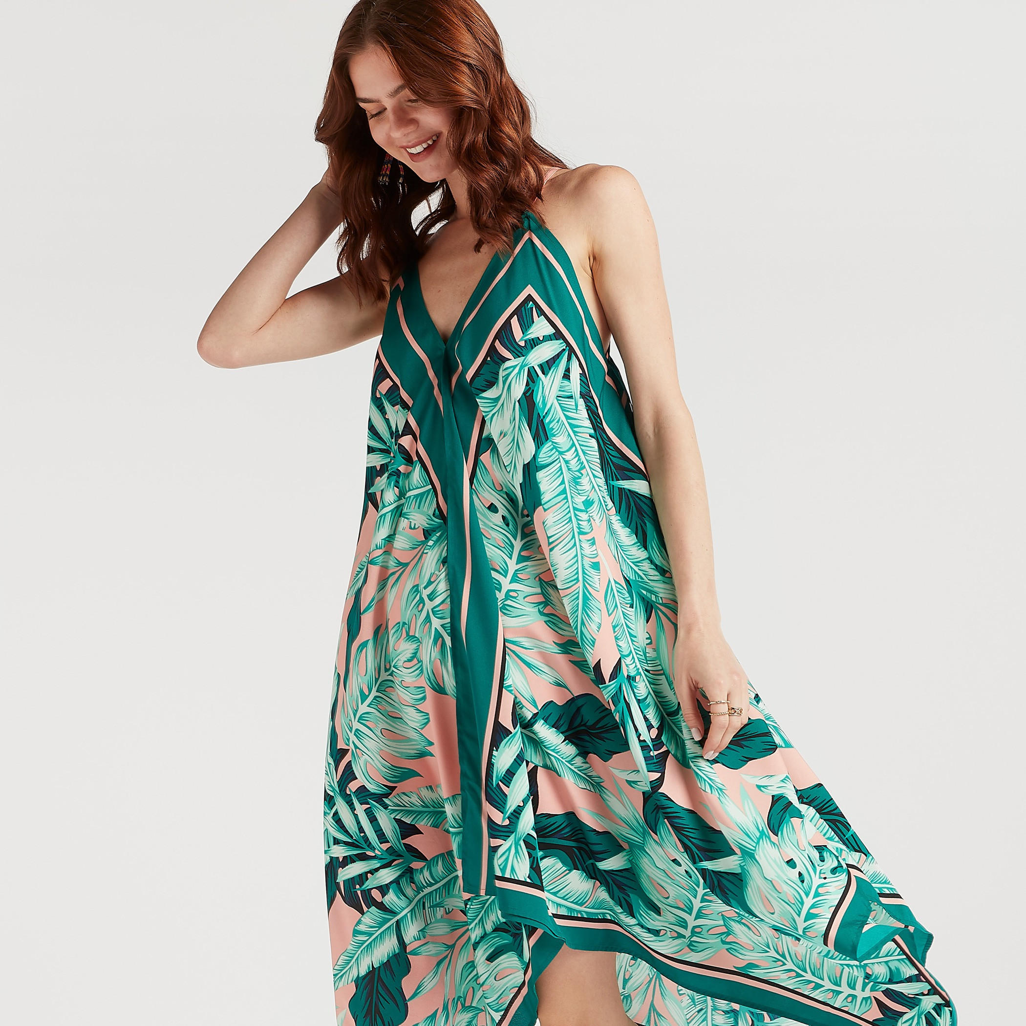 فستان شاطئ بطبعات أزهار وأحزمة رفيعة وياقة V-women-clothing-swimandbeach-beachwear-image-5