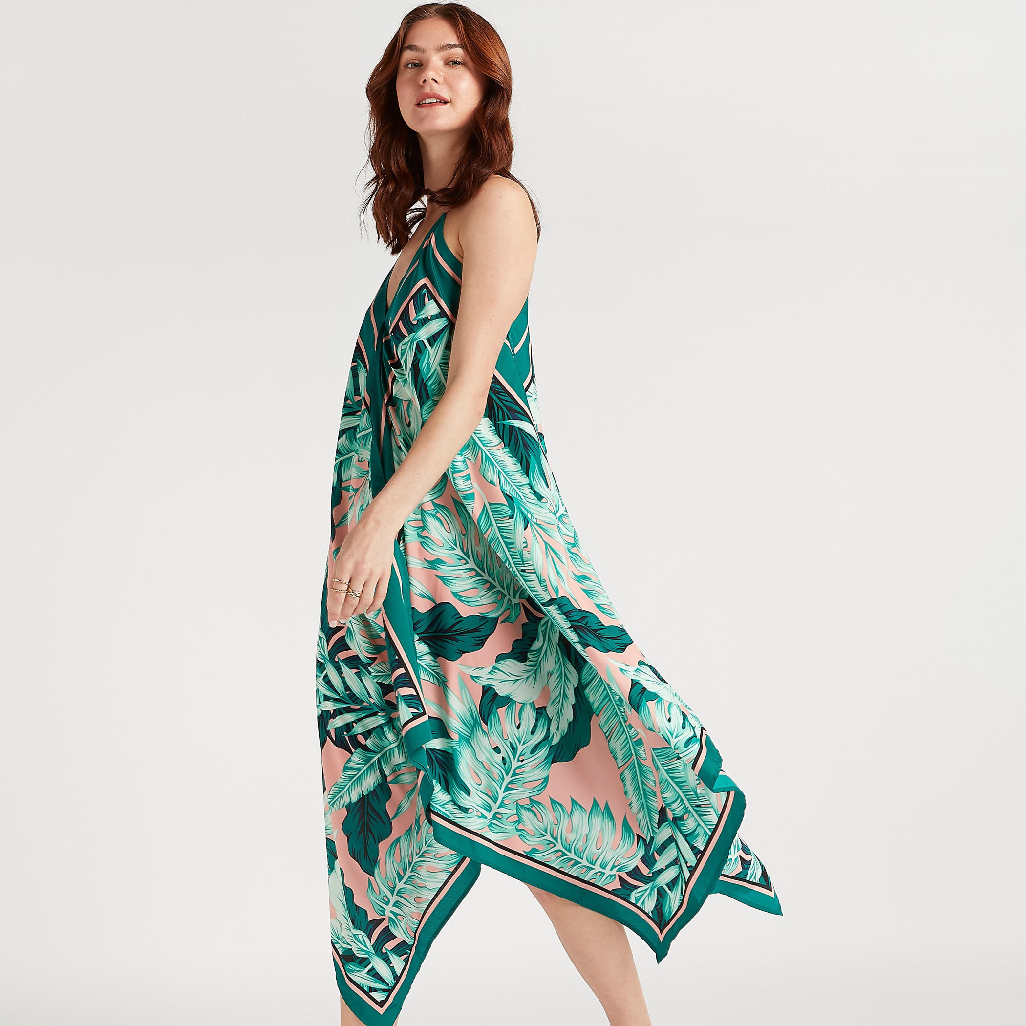 فستان شاطئ بطبعات أزهار وأحزمة رفيعة وياقة V-women-clothing-swimandbeach-beachwear-image-6