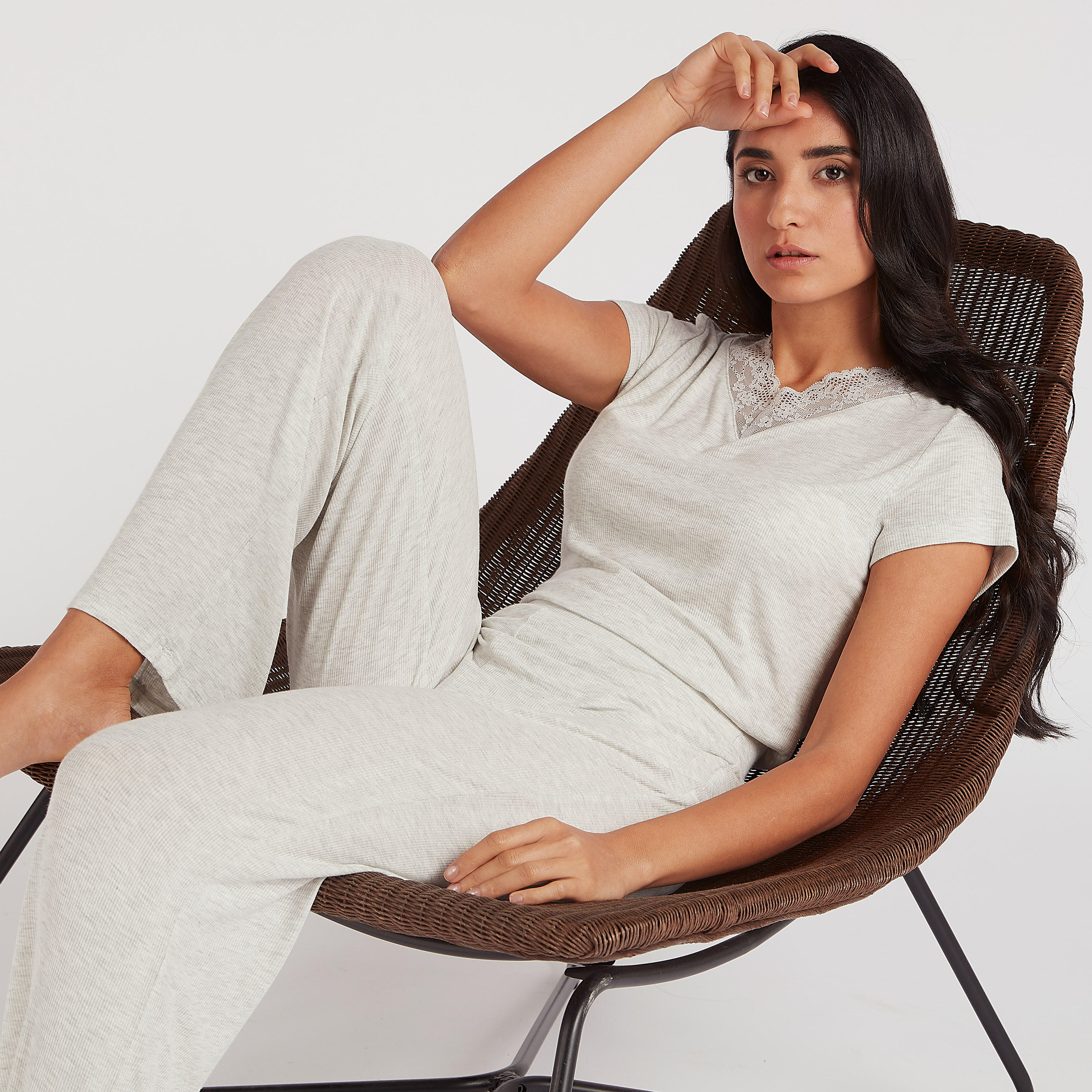 طقم بنطلون بيجاما وبلوزة بياقة V مضلّعة-women-clothing-nightwear-pyjamas-longsets-image-1