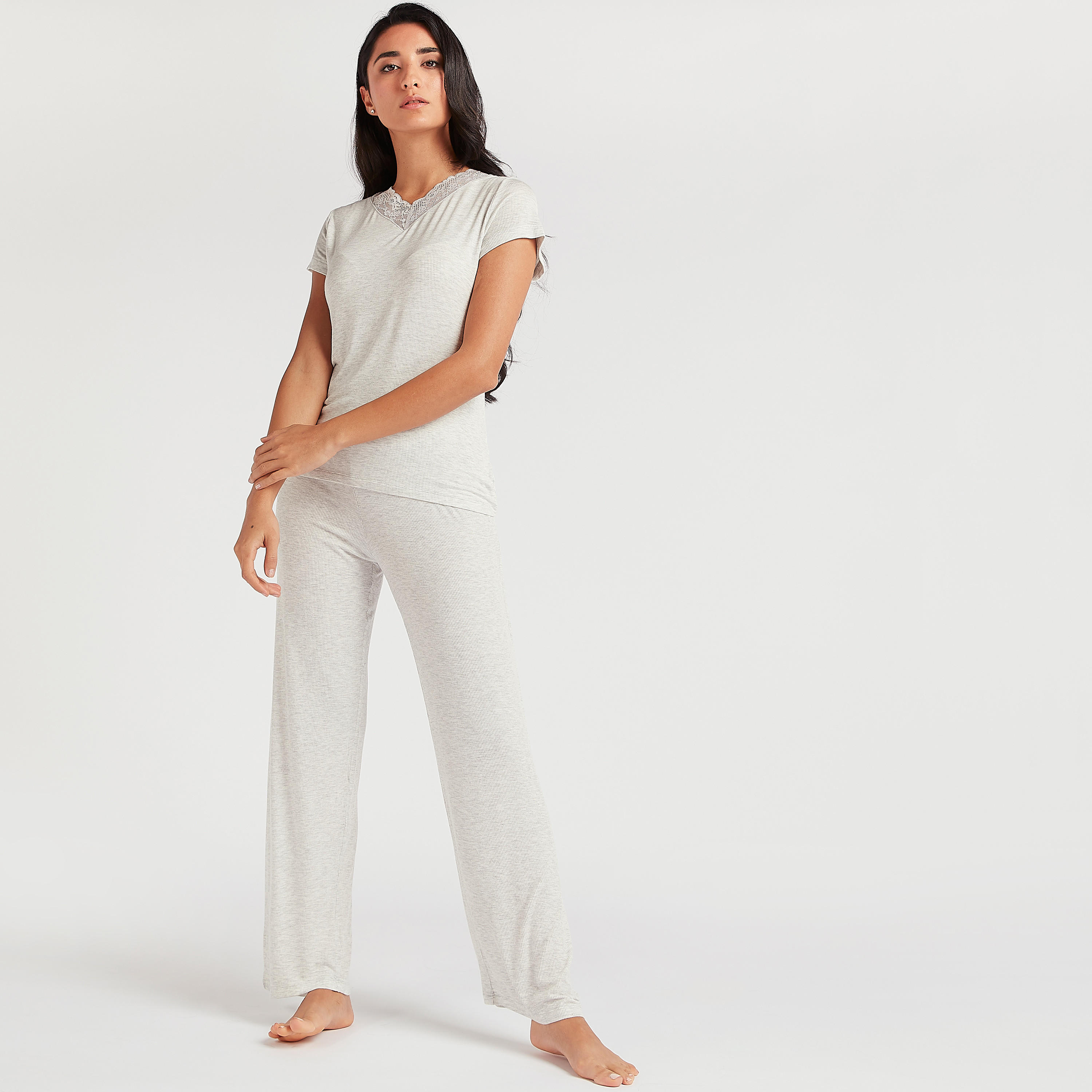 طقم بنطلون بيجاما وبلوزة بياقة V مضلّعة-women-clothing-nightwear-pyjamas-longsets-image-2