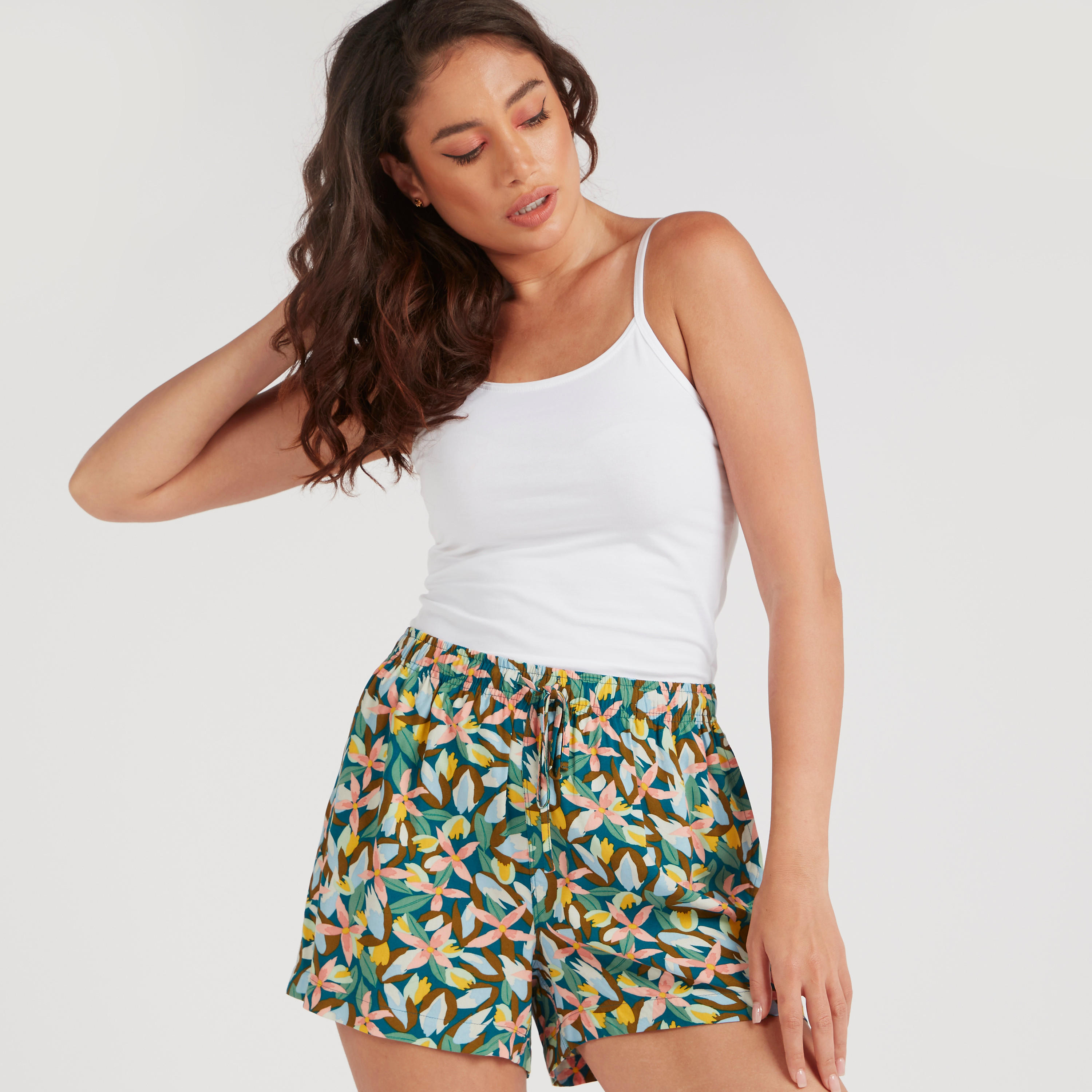 شورت بخصر مطاطي وجيوب وطبعات أزهار-women-clothing-nightwear-pyjamas-bottoms-image-1