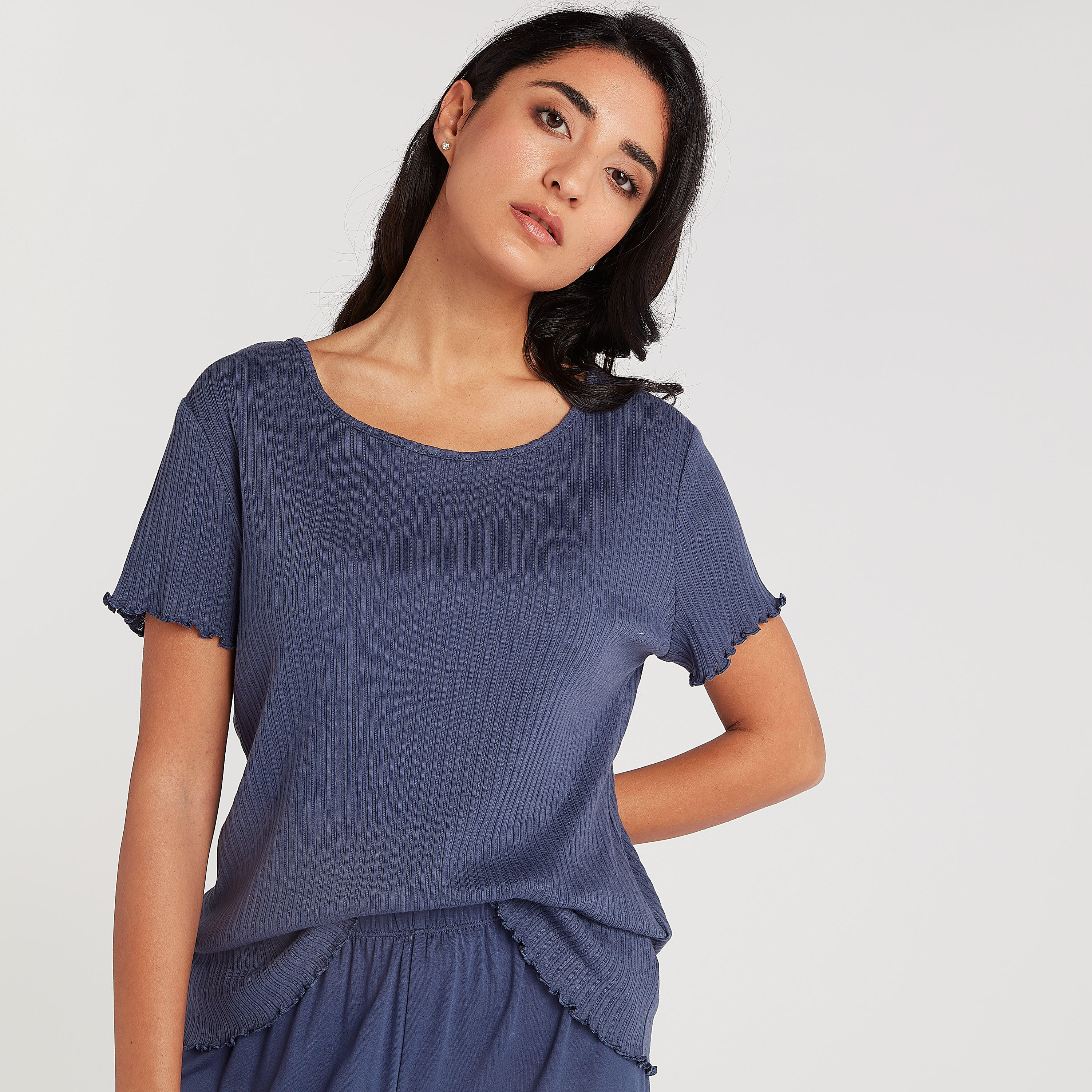 طقم شورت سادة وتيشيرت بارز الملمس بياقة مستديرة-women-clothing-nightwear-pyjamas-longsets-image-3
