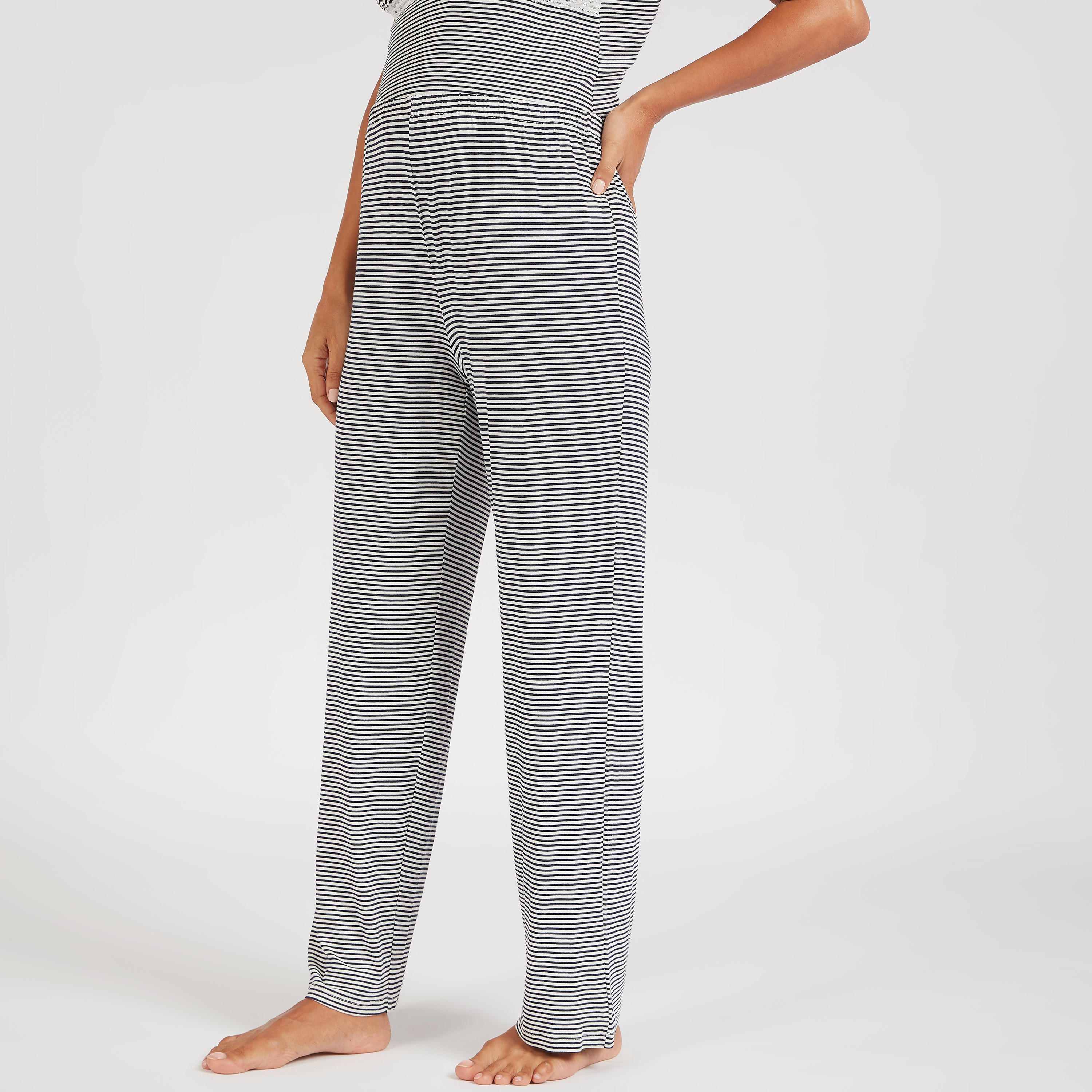 طقم بنطلون بيجاما وبلوزة كامي مقلّمة بتفاصيل دانتيل للحوامل-women-clothing-maternity-nightwear-image-6