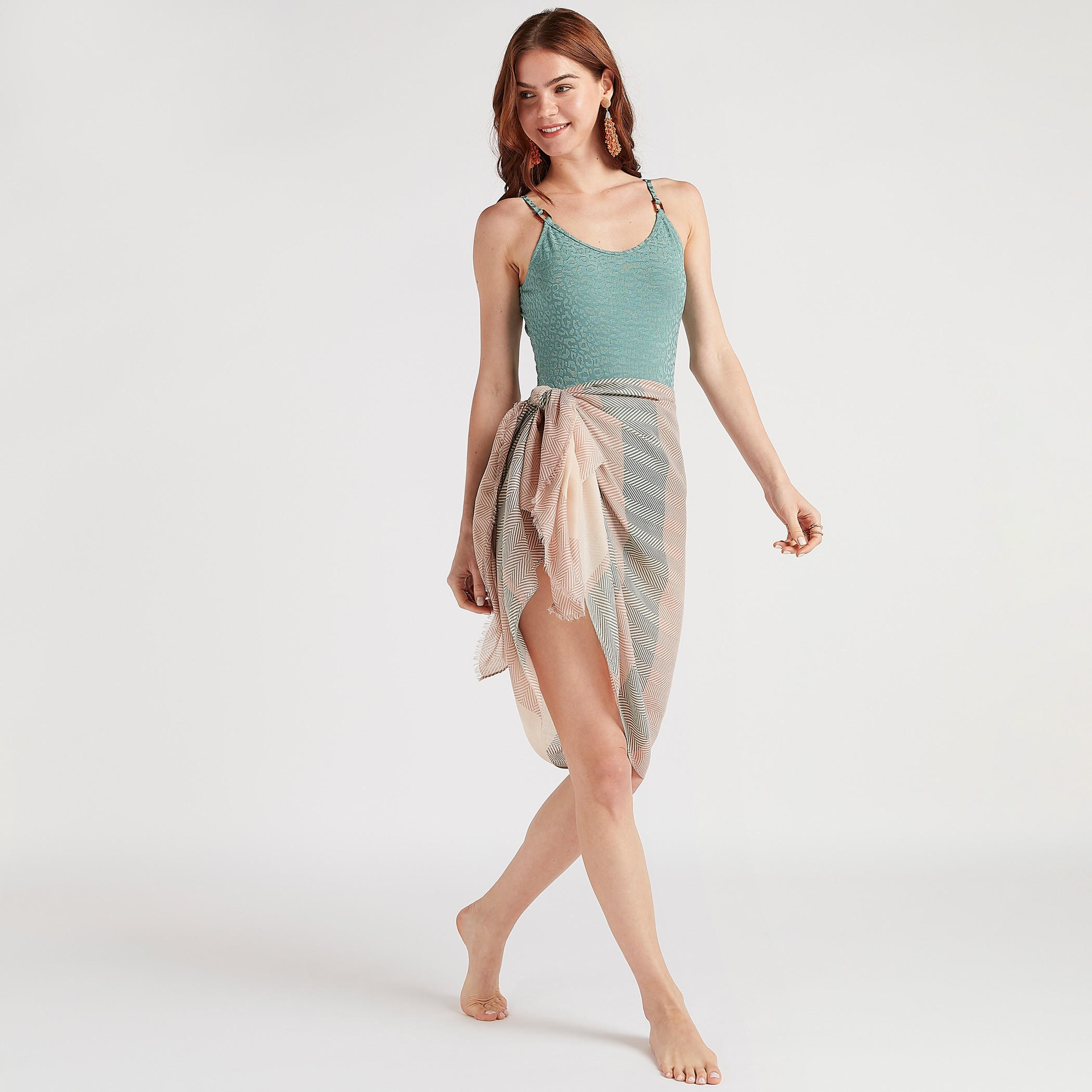 بدلة سباحة بطبعات حيوانات بياقة سكوب من بيتش وير-women-clothing-swimandbeach-swimsuits-image-2