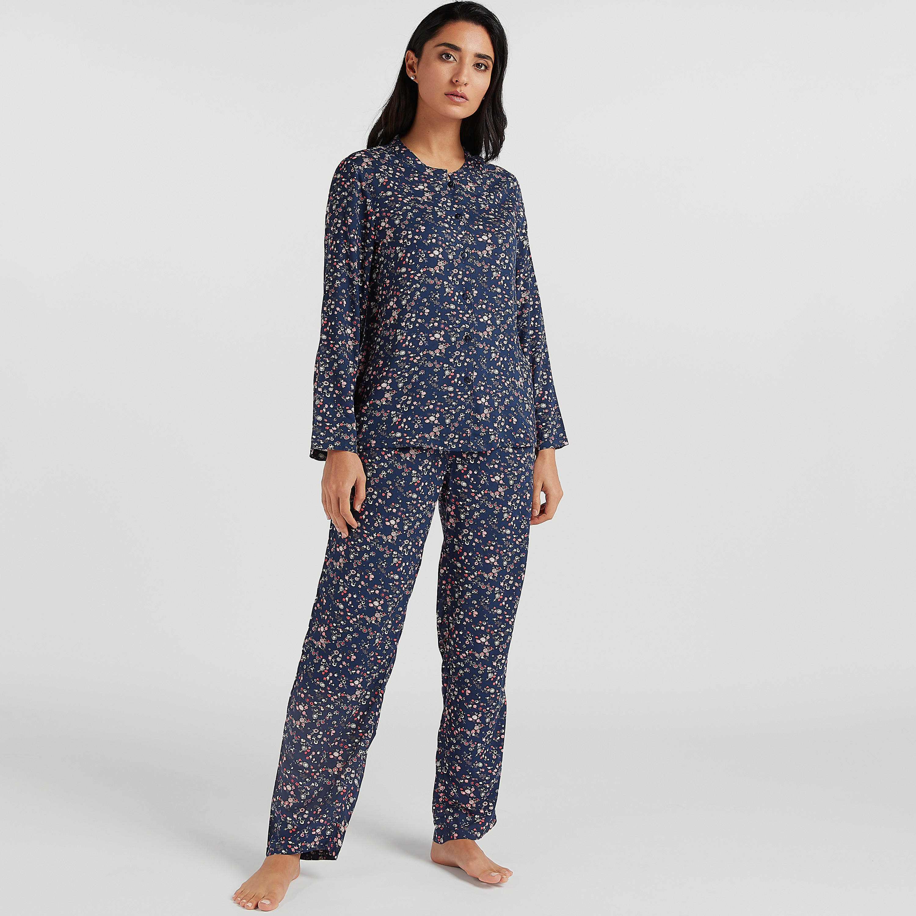 طقم مستدام من بنطلون بيجاما طويل وقميص بطبعات أزهار وياقة مستديرة-women-clothing-nightwear-pyjamas-longsets-image-1