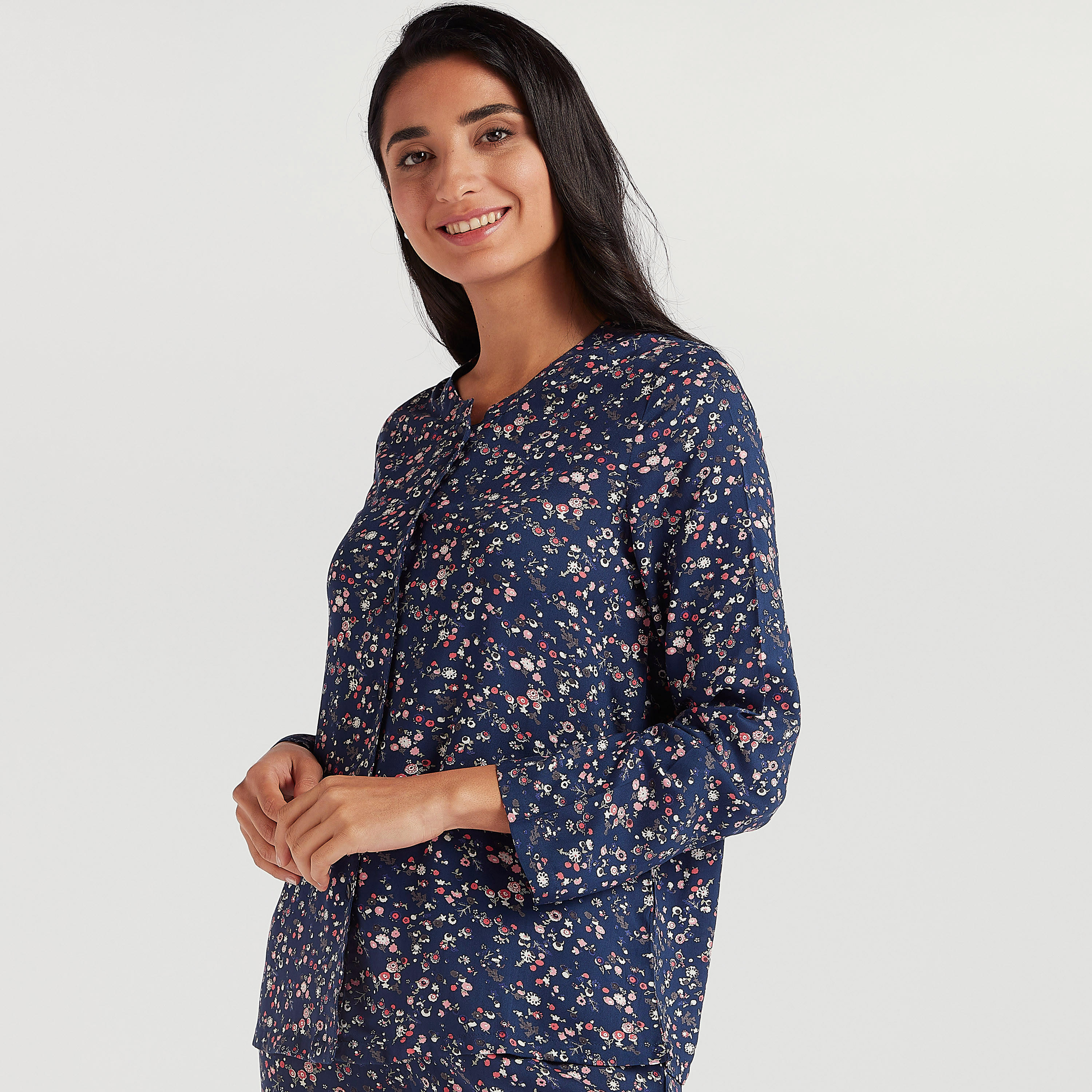 طقم مستدام من بنطلون بيجاما طويل وقميص بطبعات أزهار وياقة مستديرة-women-clothing-nightwear-pyjamas-longsets-image-2