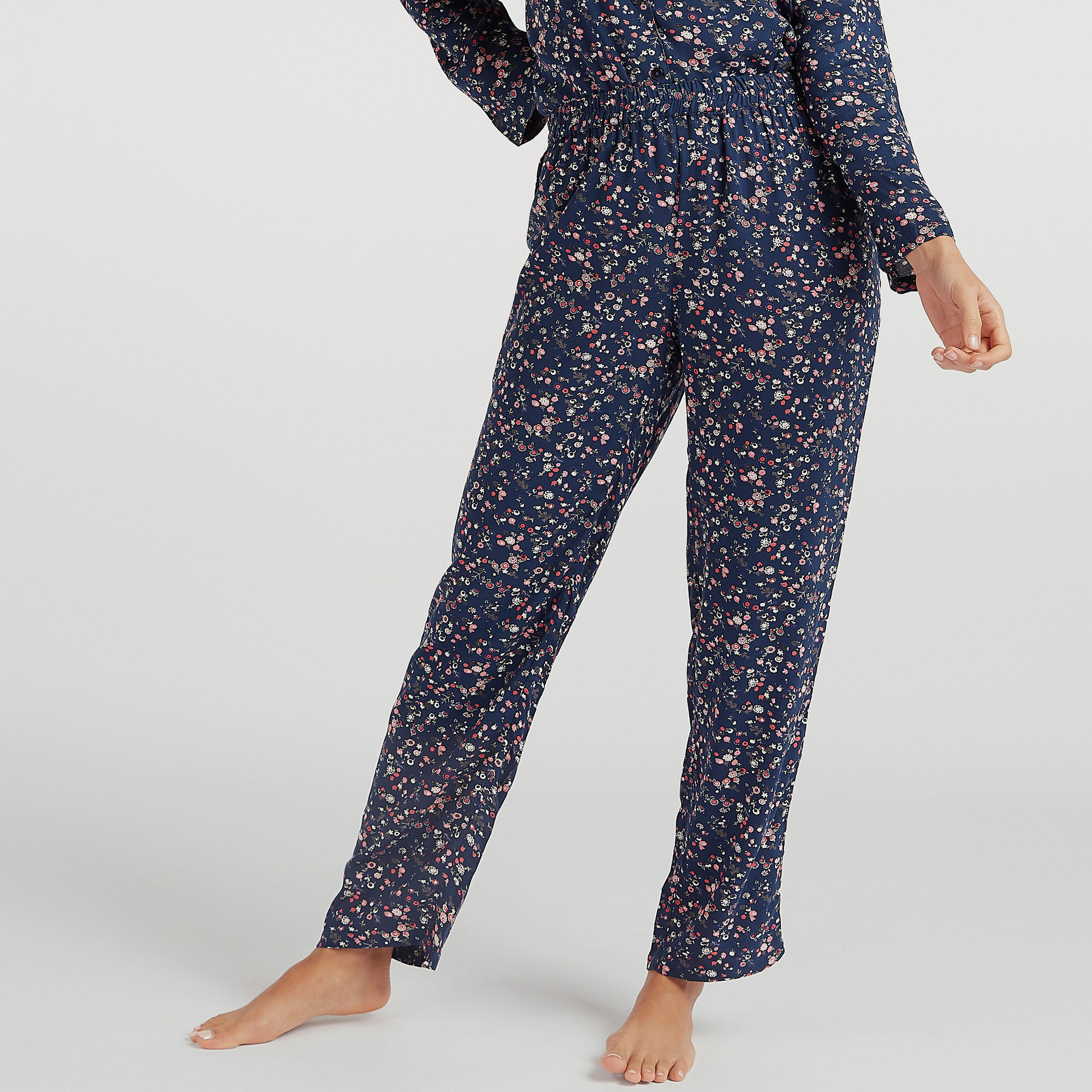 طقم مستدام من بنطلون بيجاما طويل وقميص بطبعات أزهار وياقة مستديرة-women-clothing-nightwear-pyjamas-longsets-image-4