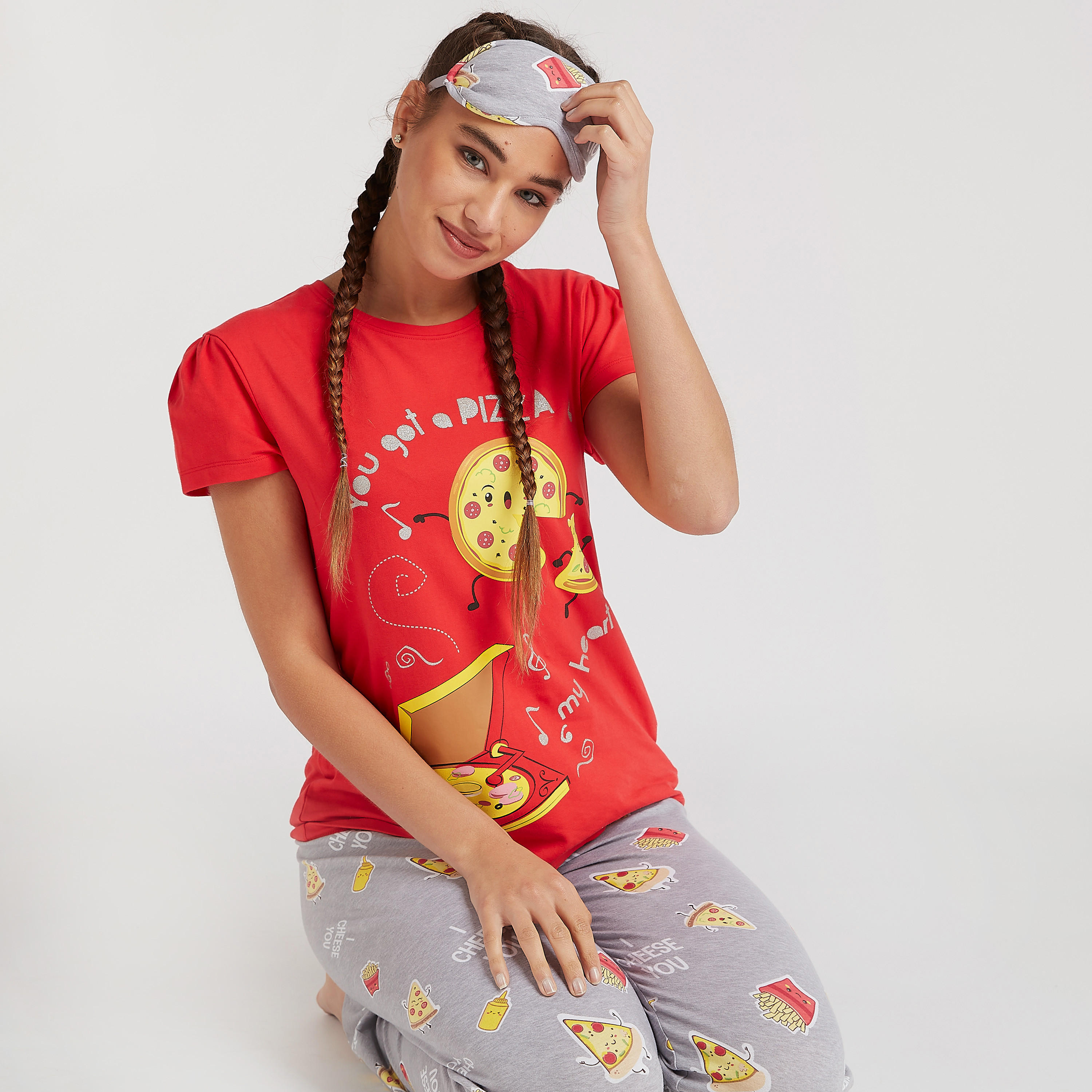طقم من بنطلون بيجاما طويل مع تيشيرت بأكمام قصيرة وطبعات-women-clothing-nightwear-pyjamas-longsets-image-1