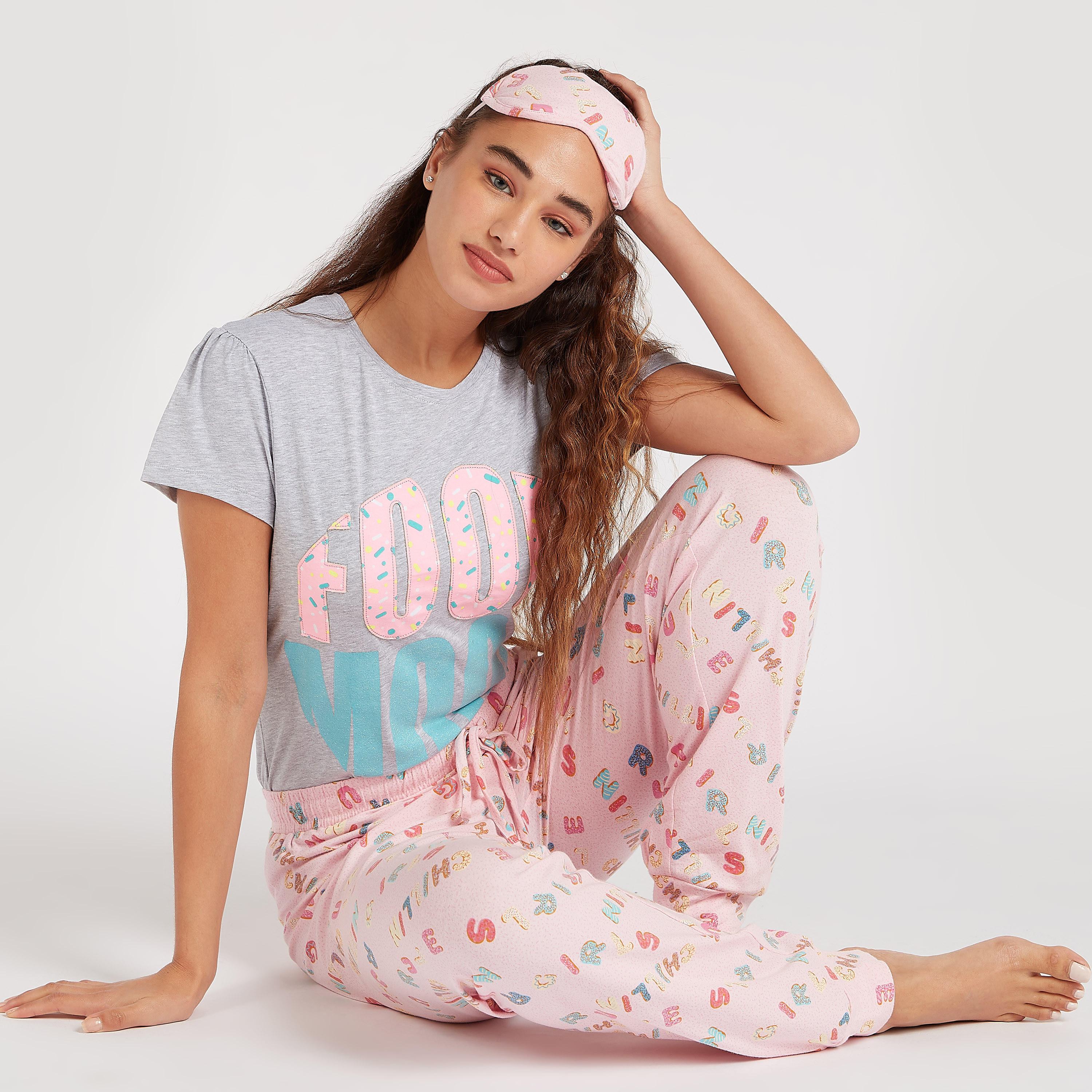 طقم من بنطلون بيجاما طويل وتيشيرت بياقة ضيقة - 3 قطع-women-clothing-nightwear-pyjamas-longsets-image-1