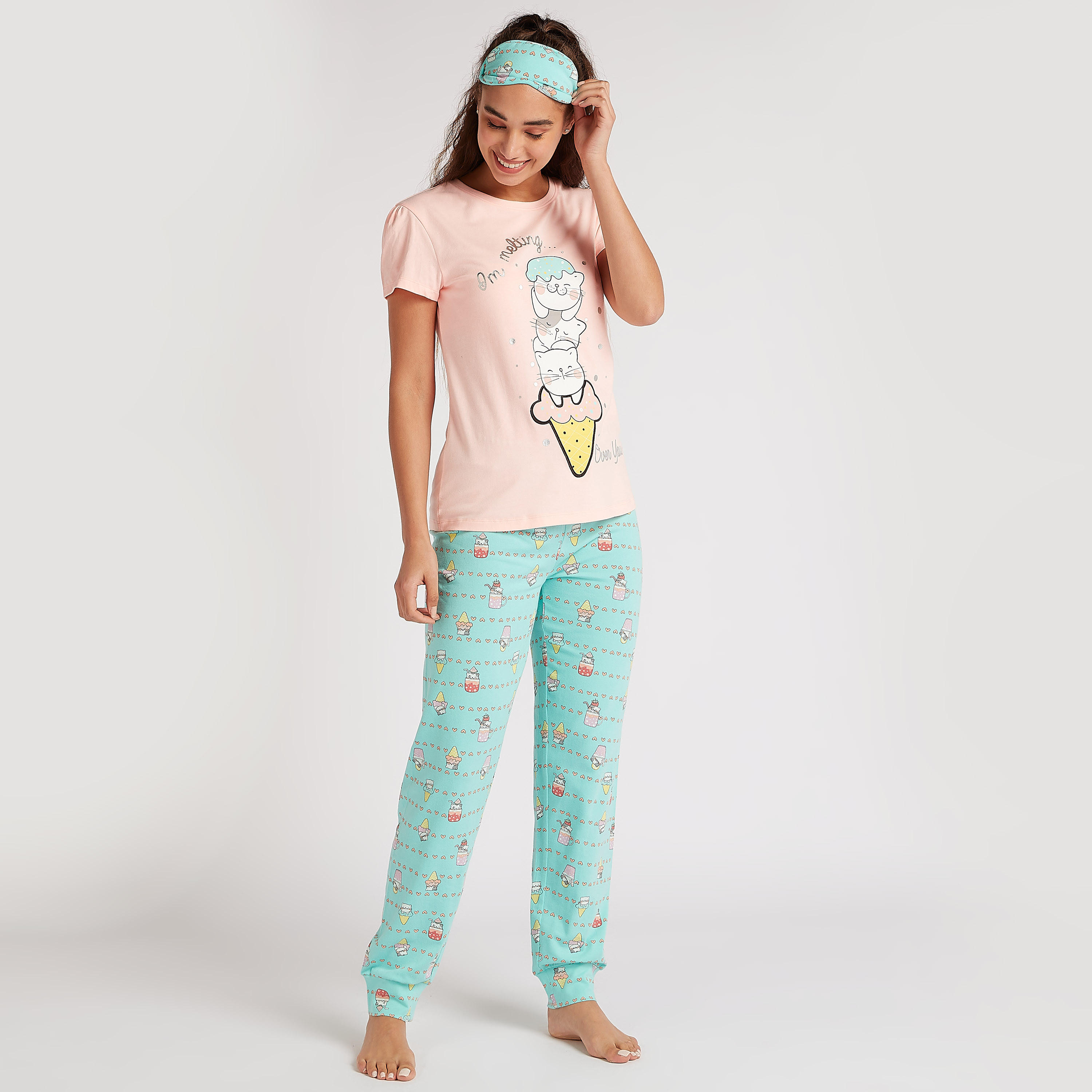 طقم من بنطلون بيجاما طويل وتيشيرت بياقة ضيقة وطبعات- 3 قطع-women-clothing-nightwear-pyjamas-longsets-image-1