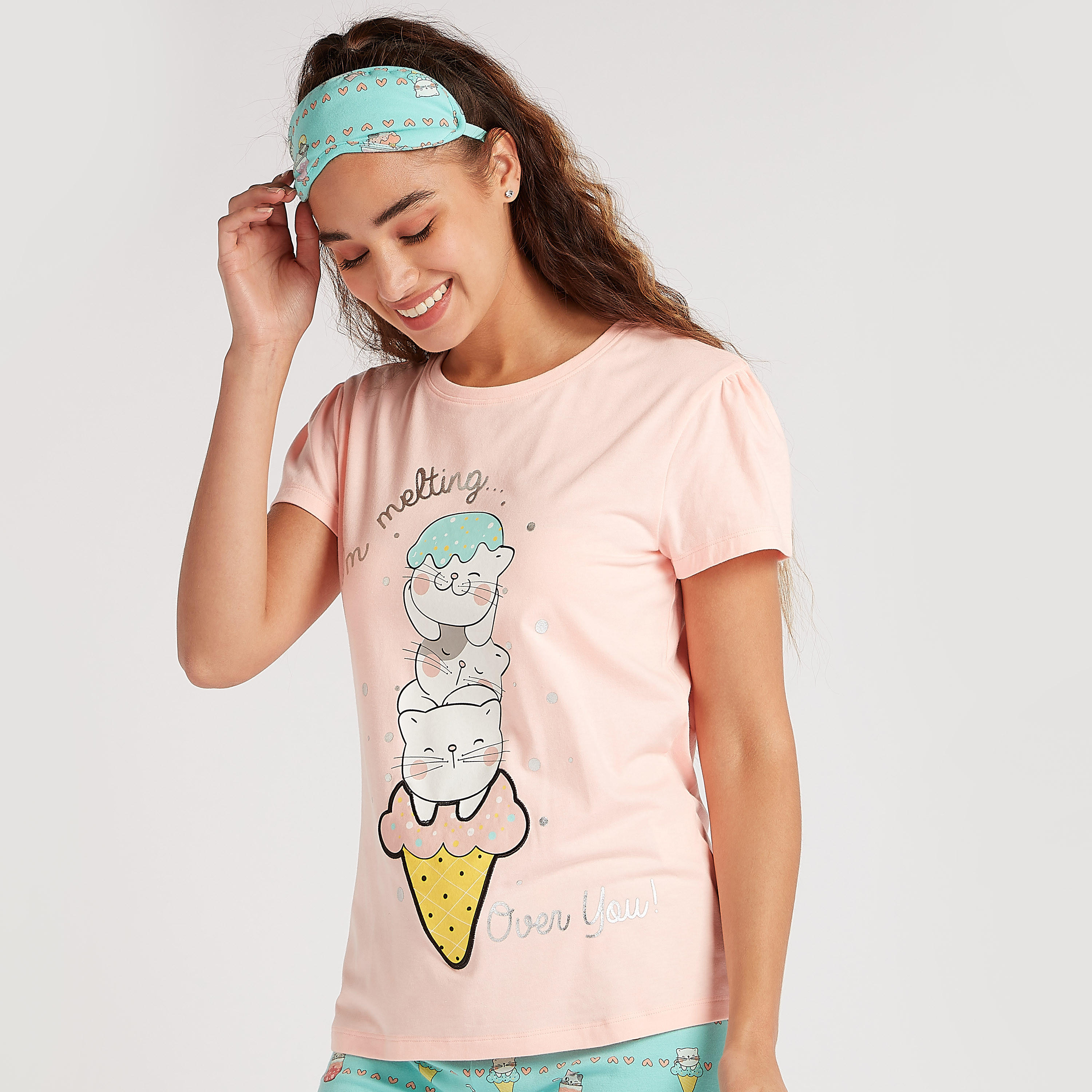 طقم من بنطلون بيجاما طويل وتيشيرت بياقة ضيقة وطبعات- 3 قطع-women-clothing-nightwear-pyjamas-longsets-image-2