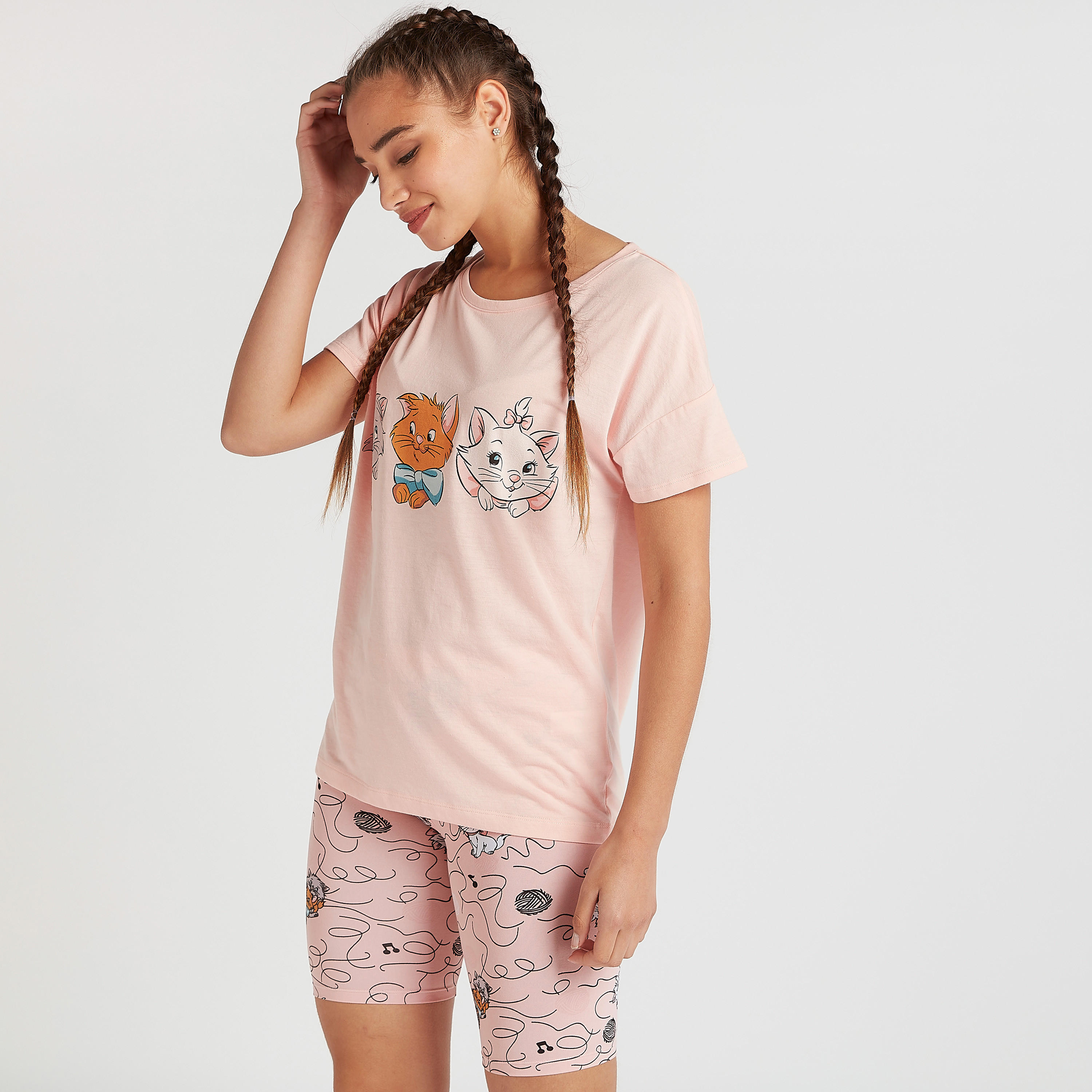 طقم شورت بيجاما وتيشيرت بطبعات-women-clothing-nightwear-pyjamas-longsets-image-1