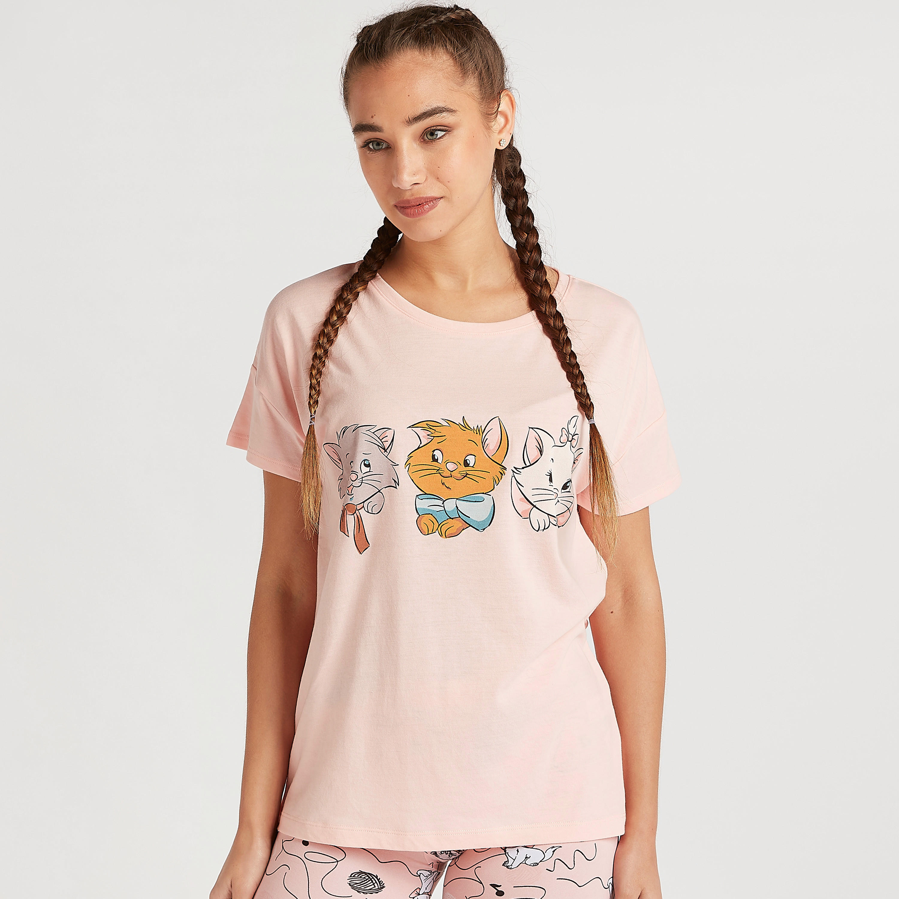 طقم شورت بيجاما وتيشيرت بطبعات-women-clothing-nightwear-pyjamas-longsets-image-5