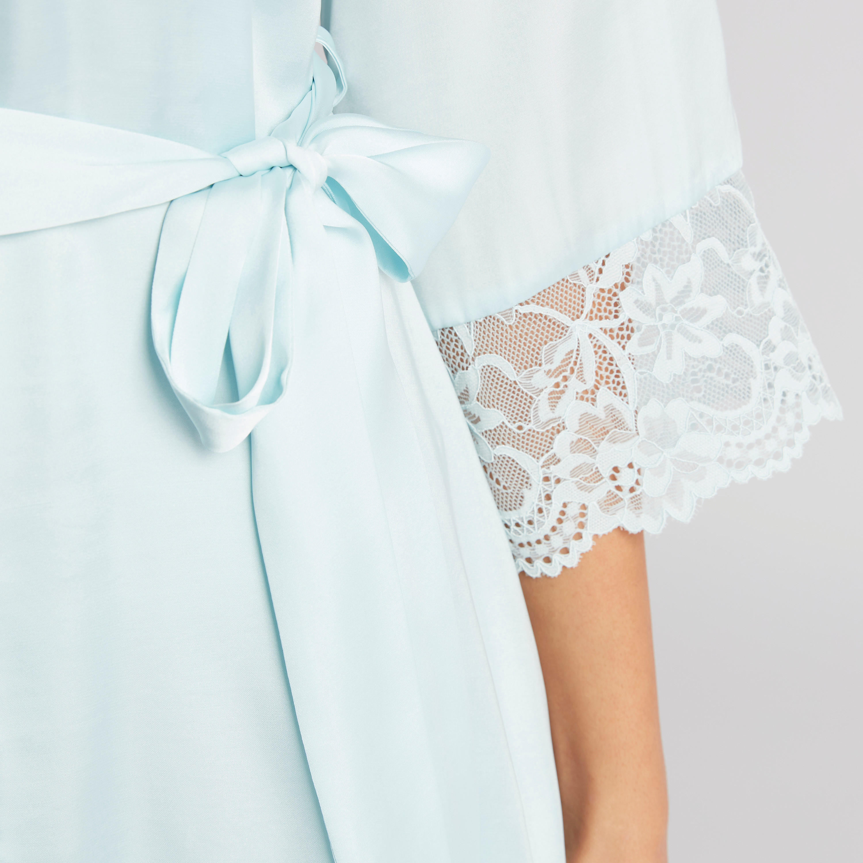 ثوب نوم بتفاصيل دانتيل وحزام رباط-women-clothing-nightwear-robes-image-6