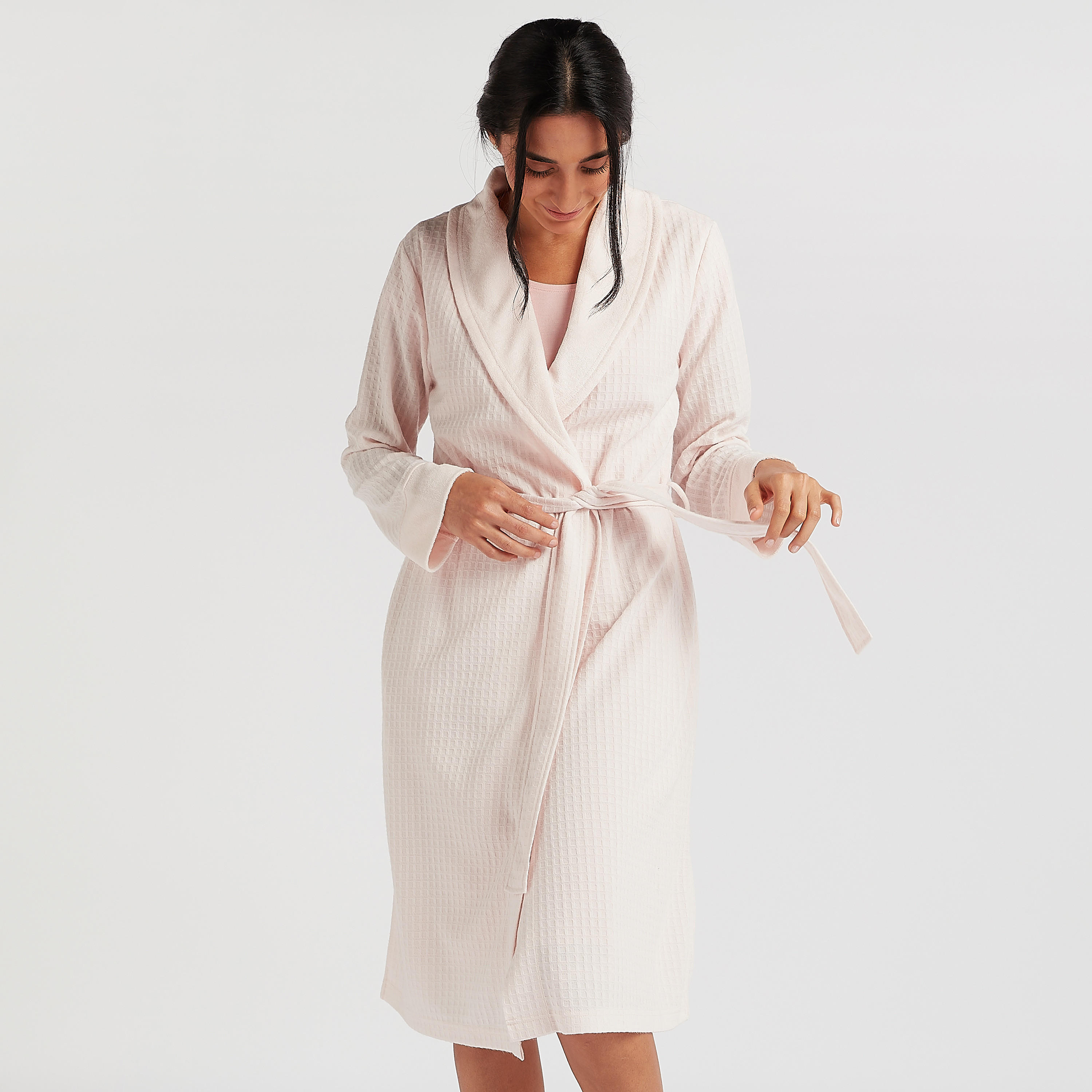 روب نوم بحزام بارز الملمس وافل بأكمام طويلة وياقة منسدلة-women-clothing-nightwear-robes-image-1
