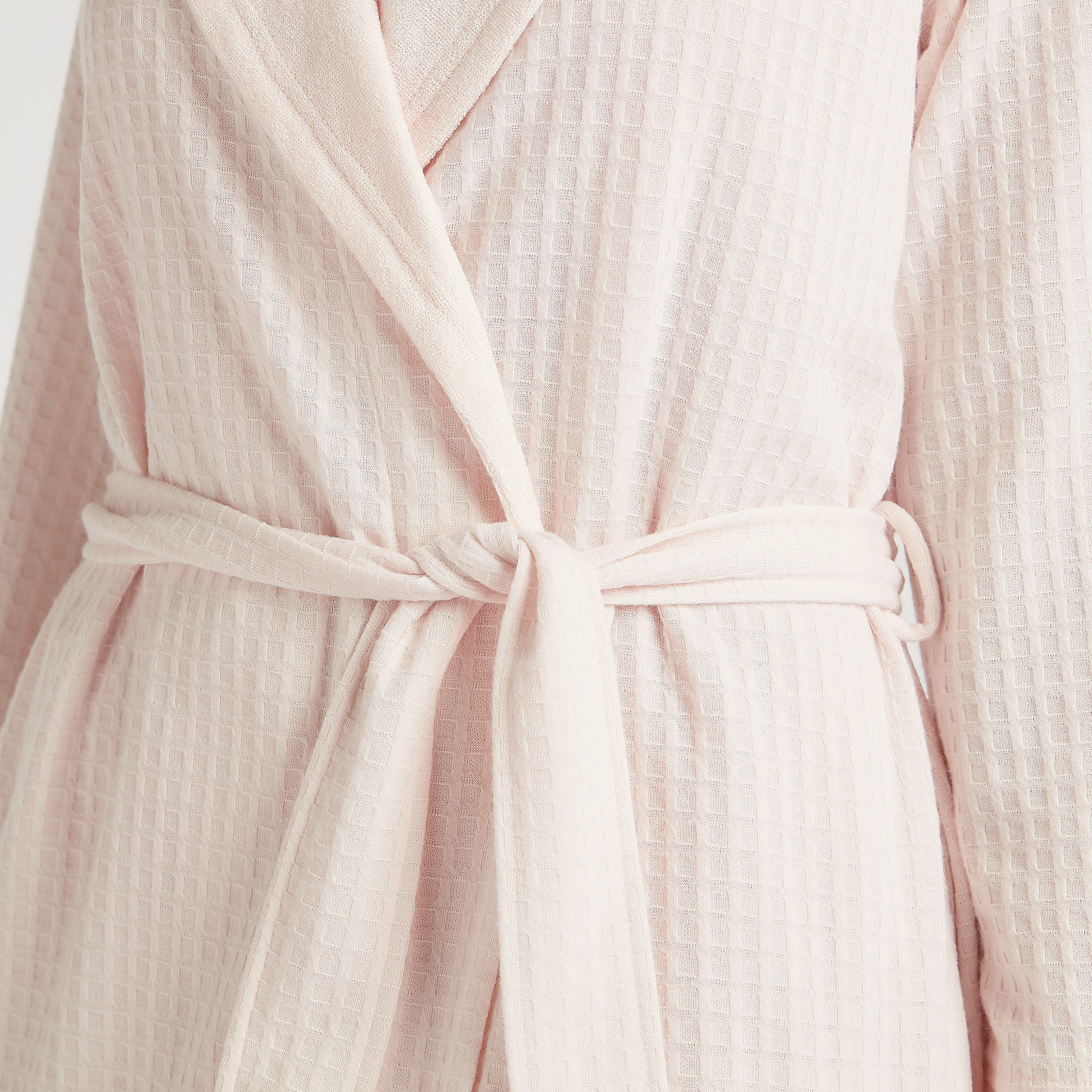 روب نوم بحزام بارز الملمس وافل بأكمام طويلة وياقة منسدلة-women-clothing-nightwear-robes-image-3
